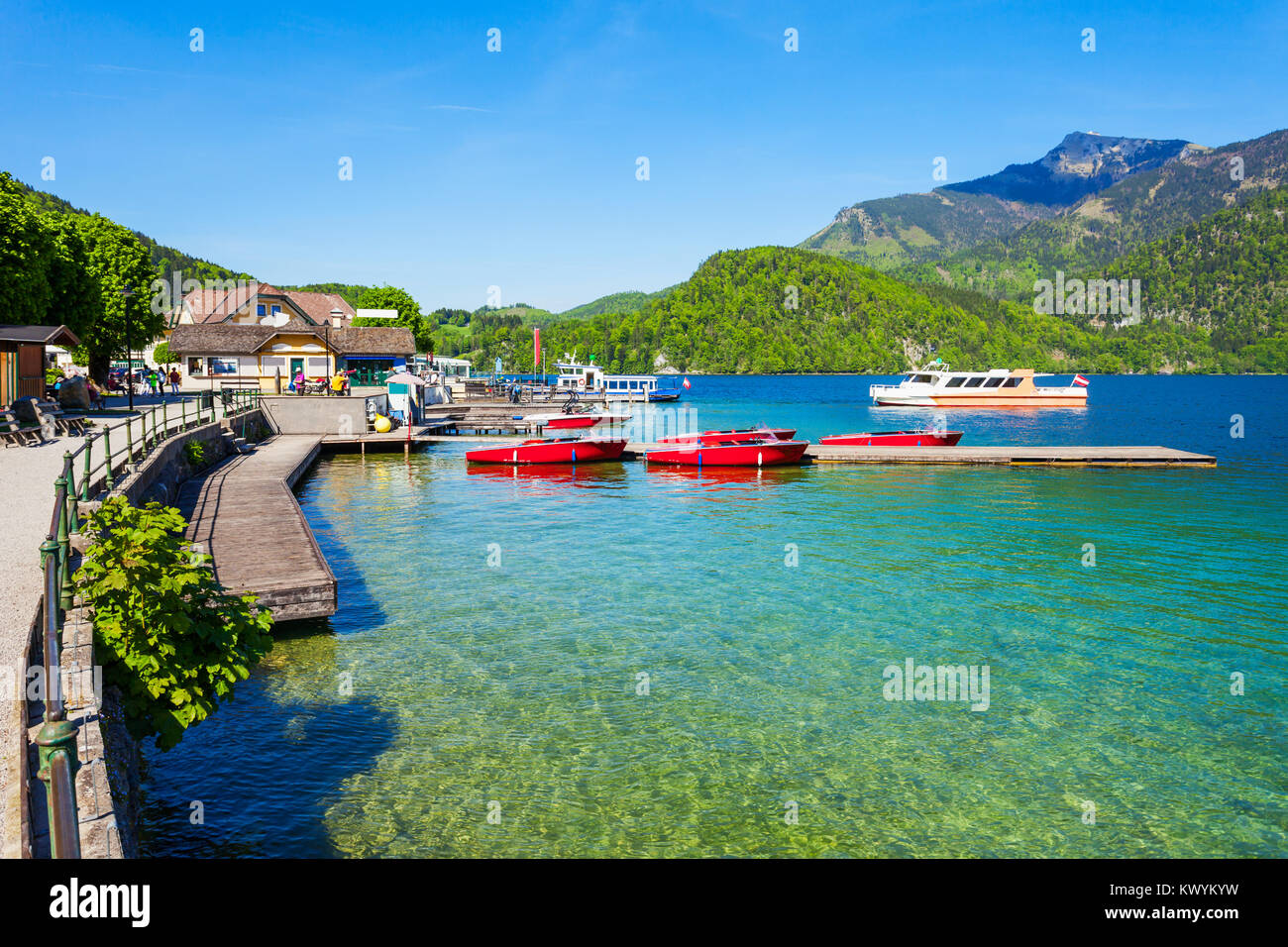 Embankment promenade at the Wolfgangsee lake in St Gilgen village ...