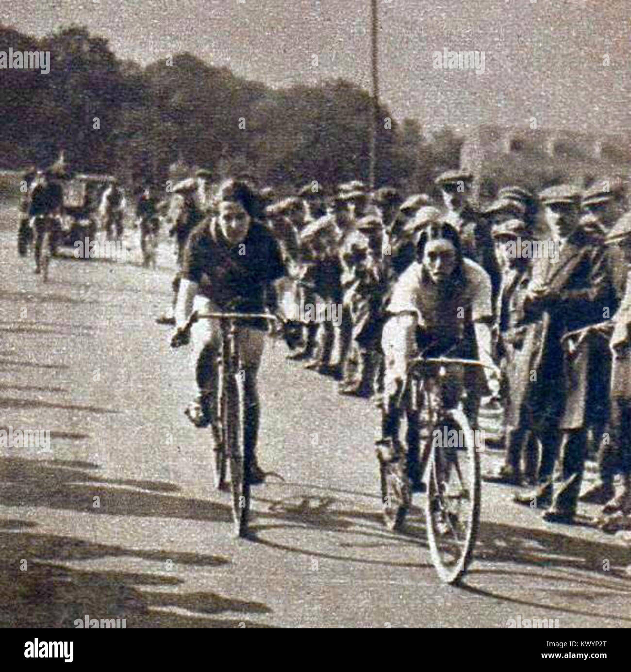 Melle Armouet, victorieuse du Championnat de France de cyclisme sur route 1925, qui succède ainsi à melle Cousin Stock Photo