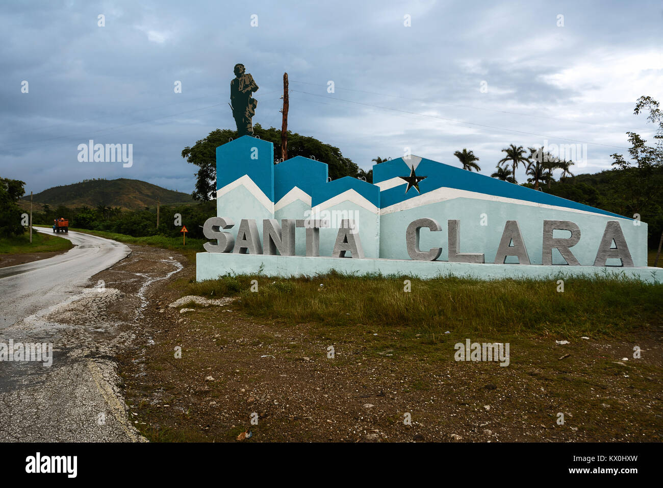 Sign at the entrance to the town of Santa Clara and the icon of Ernesto Che Guevara (Cuba) Stock Photo