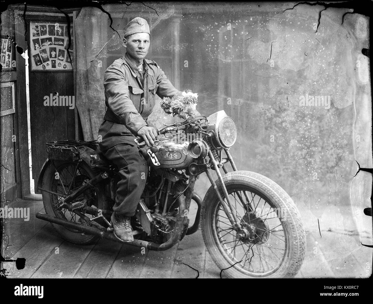 Militar pe motocicletă AJS (14478592454) Stock Photo