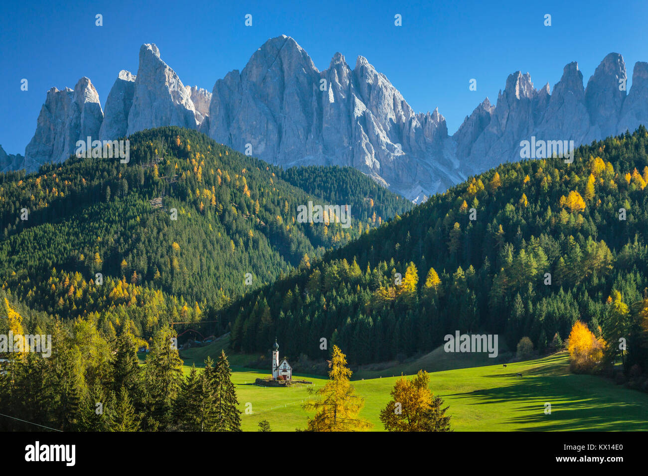 The Val di Funes Valley and San Giovanni church with views of the Dolomites, South Tyrol, Italy, Europe. Stock Photo