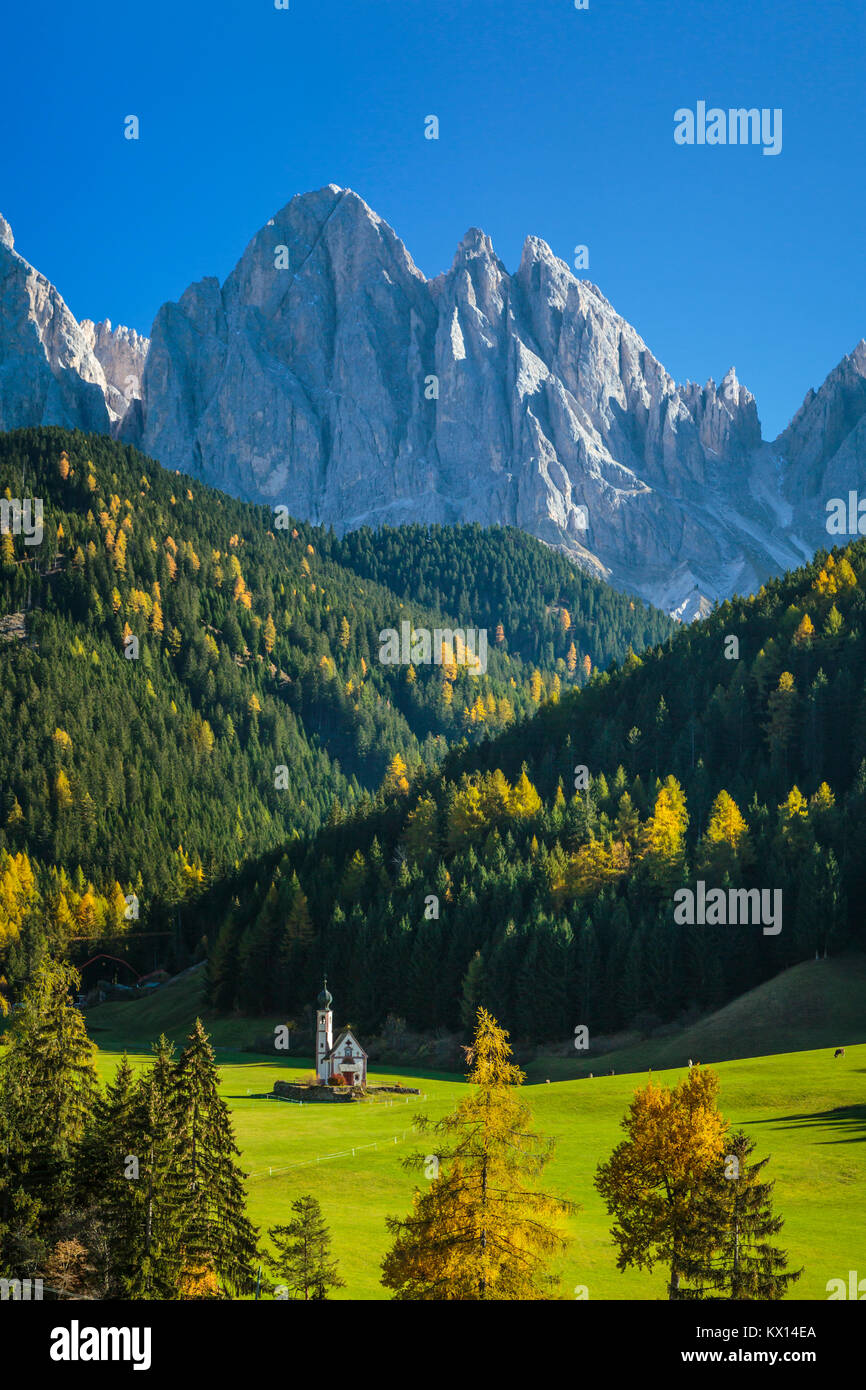 The Val di Funes Valley and San Giovanni church with views of the Dolomites, South Tyrol, Italy, Europe. Stock Photo