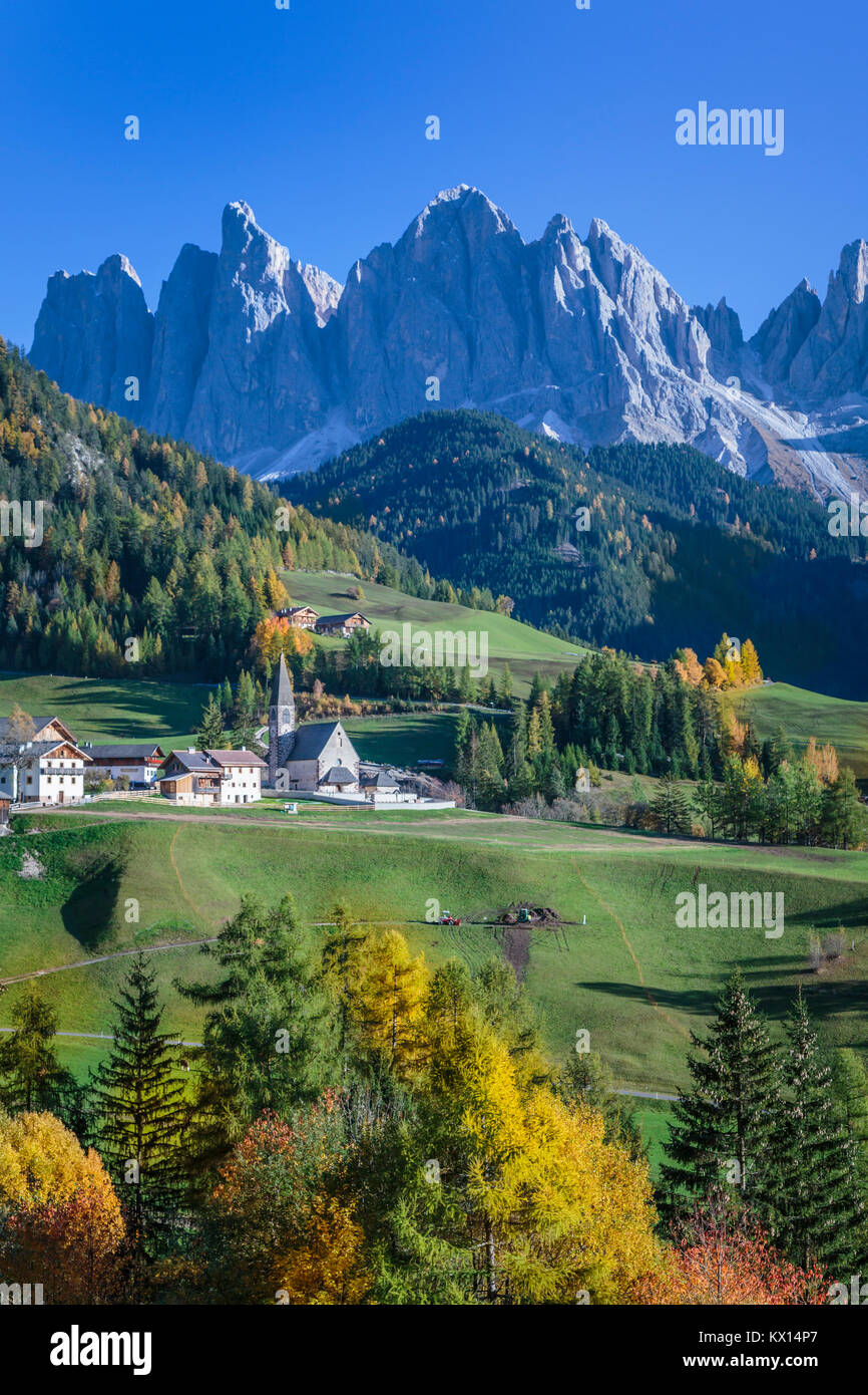 The Val di Funes Valley and village of Santa Maddalena with views of the Dolomites, South Tyrol, Italy, Europe. Stock Photo