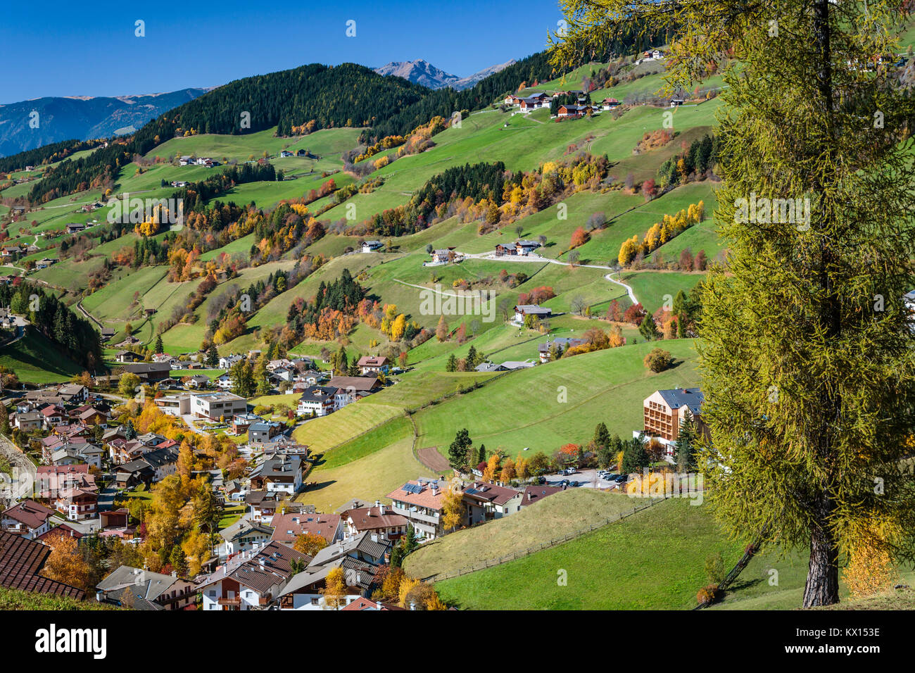 The Val di Funes Valley and village of Santa Maddalena with views of the Dolomites, South Tyrol, Italy, Europe. Stock Photo