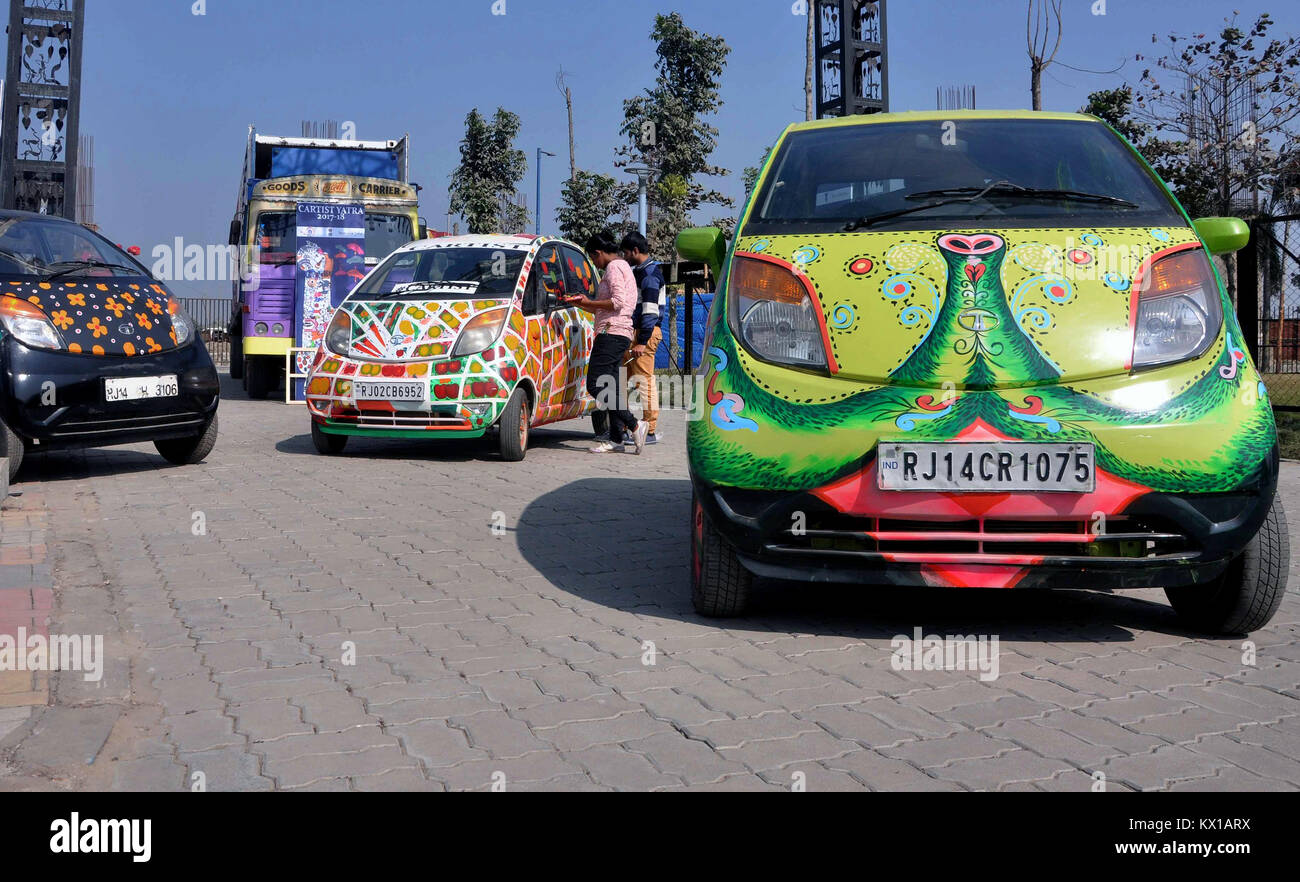 Kolkata, India. 06th Jan, 2018. Artist paint a car during "Cartist