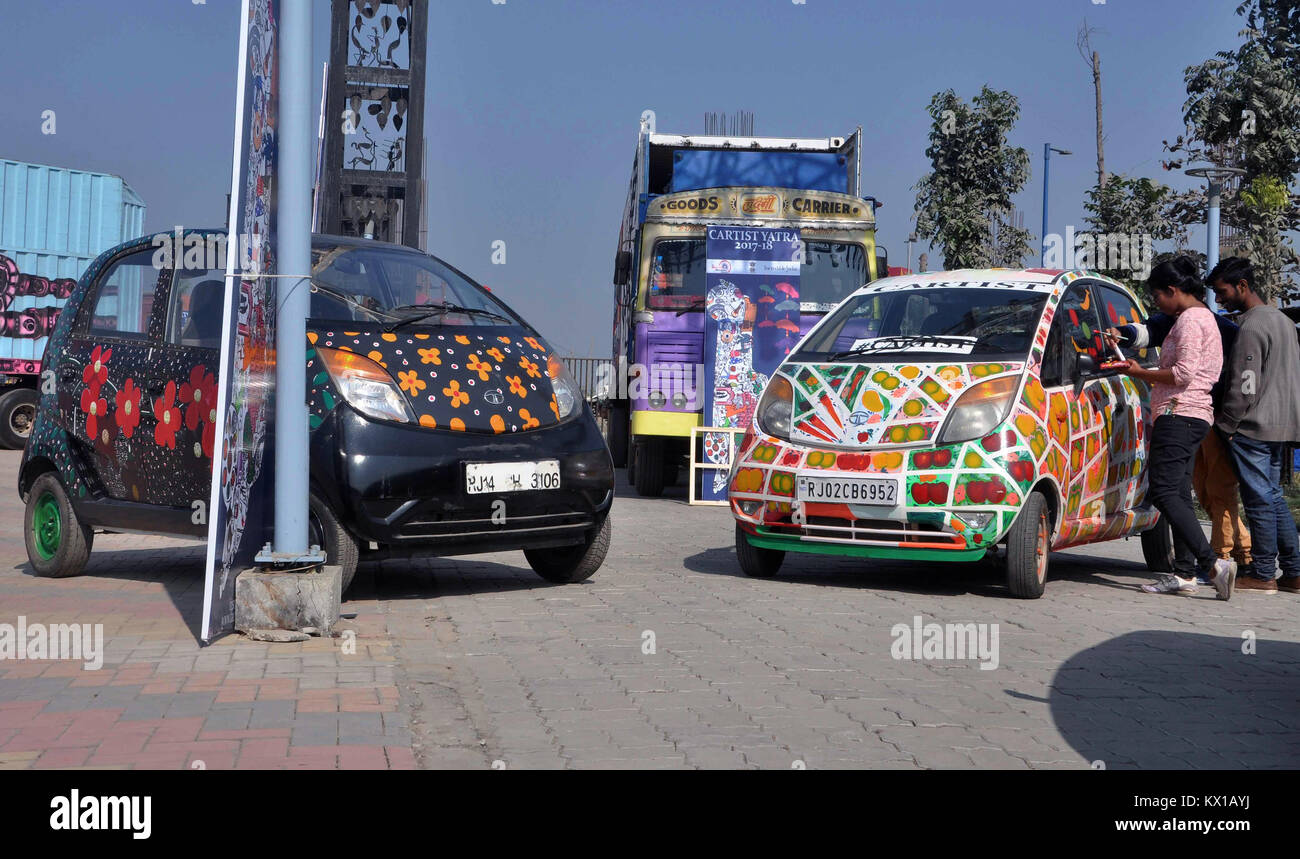 Kolkata, India. 06th Jan, 2018. Artist paint a car during "Cartist
