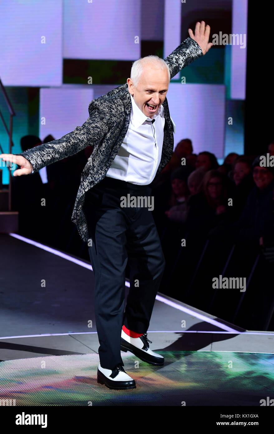 London, UK. 05th Jan, 2018. Wayne Sleep enters the house during the Celebrity Big Brother Men's Launch held at Elstree Studios in Borehamwood, Hertfordshire. PRESS ASSOCIATION Photo. Picture date: Friday January 5, 2018. See PA story SHOWBIZ CBB Housemates. Photo credit should read: Ian West/PA Wire Credit: Gtres Información más Comuniación on line, S.L./Alamy Live News Stock Photo