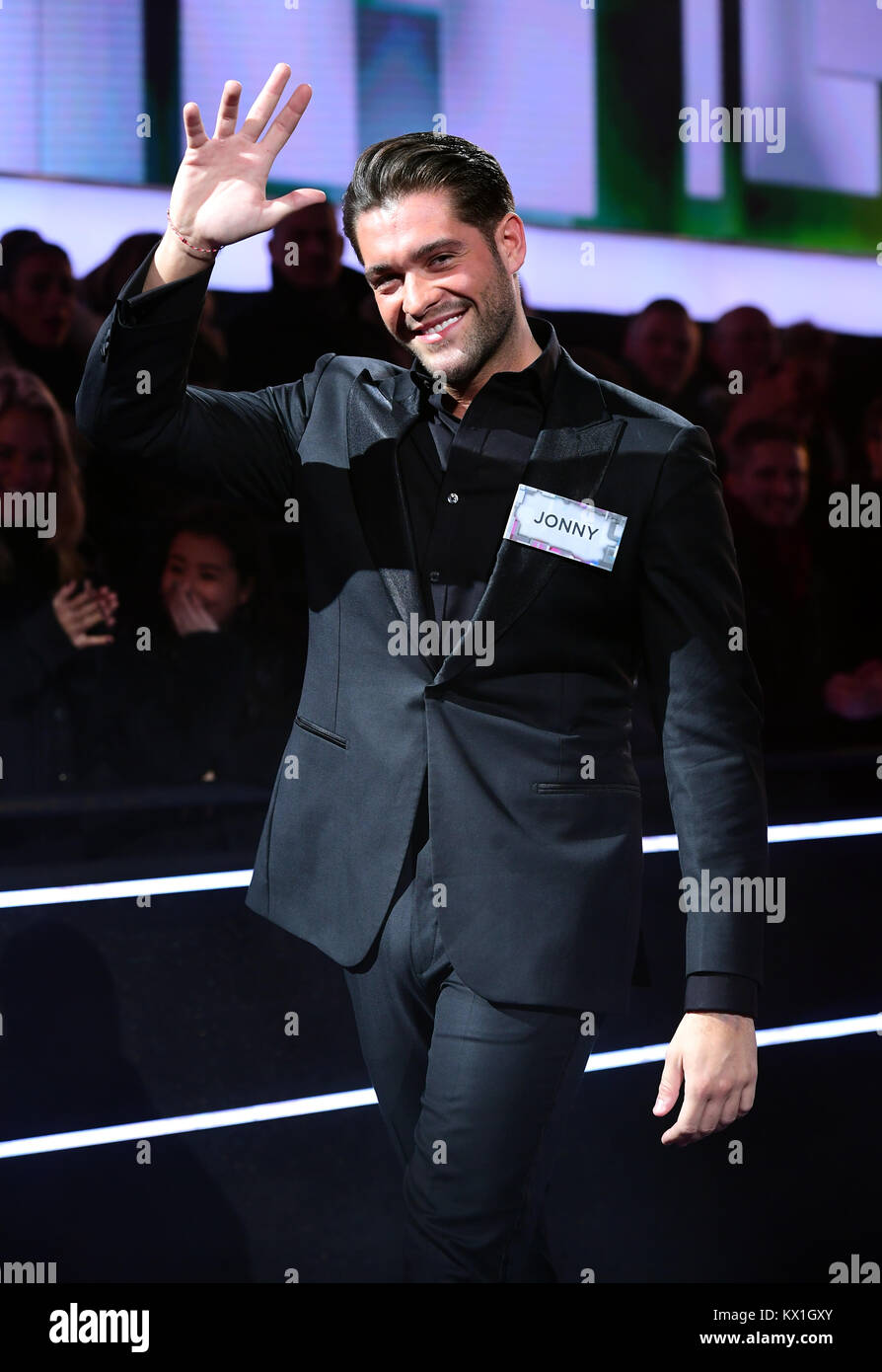 London, UK. 05th Jan, 2018. Jonny Mitchell enters the house during the Celebrity Big Brother Men's Launch held at Elstree Studios in Borehamwood, Hertfordshire. PRESS ASSOCIATION Photo. Picture date: Friday January 5, 2018. See PA story SHOWBIZ CBB Housemates. Photo credit should read: Ian West/PA Wire Credit: Gtres Información más Comuniación on line, S.L./Alamy Live News Stock Photo