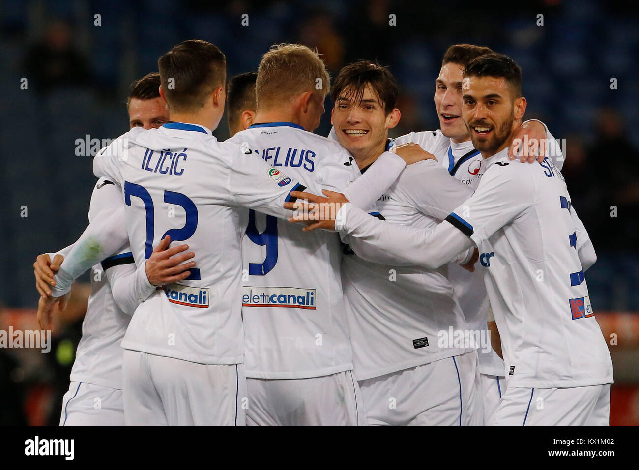 Olympic Stadium, ROME, Italy - 06/01/2018  Marten De Roon (C) of Atalanta celebrates with teammates after scoring against Roma during their Italian Serie A soccer match.   Credit: Giampiero Sposito/Alamy Live News Stock Photo