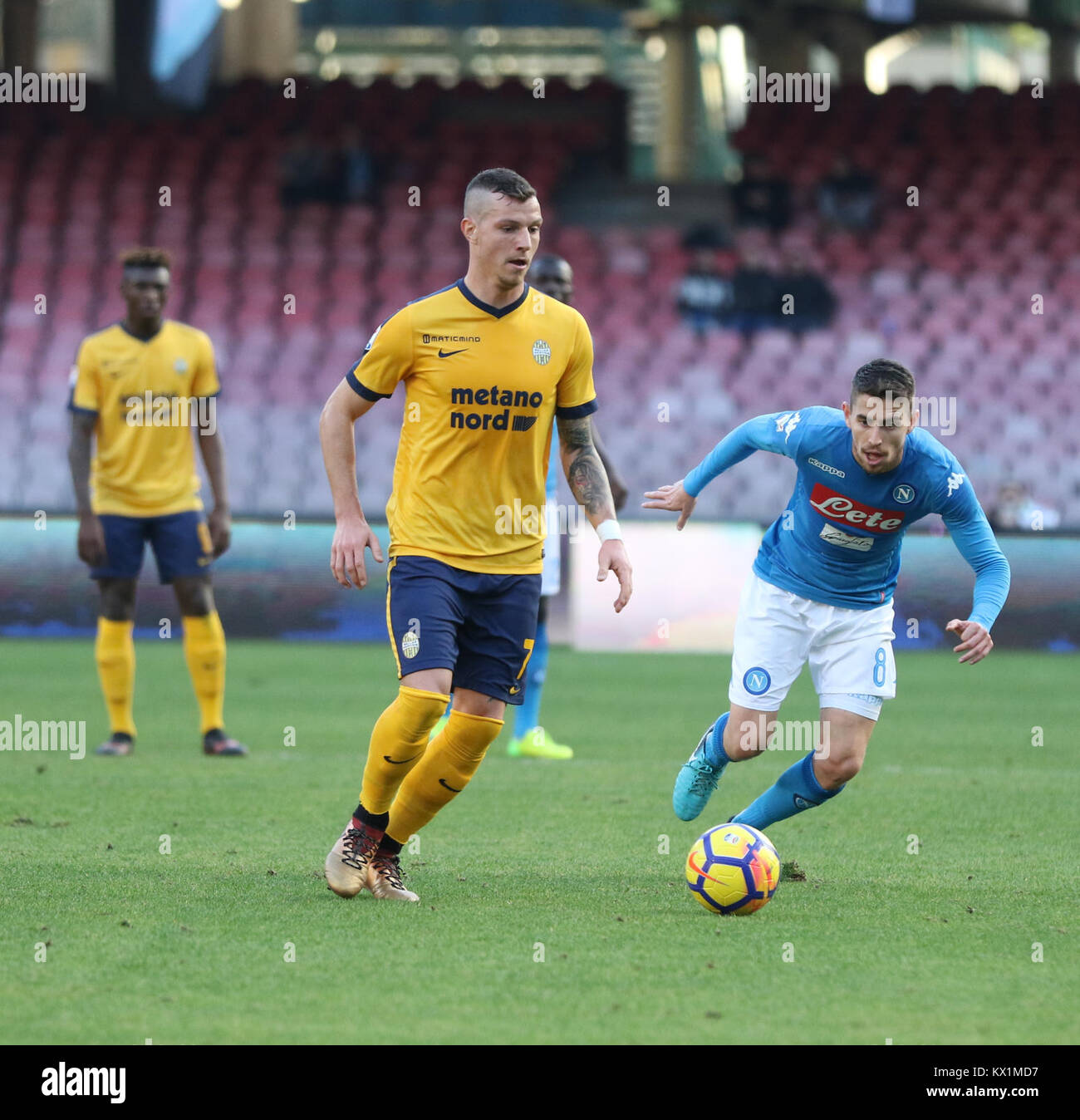 Naples, Italy, 6 January 2018. 6th Jan, 2018. In the picture The player of the Verona Buchel drips with the ball. at the San Paolo stadium in Naples, the two teams met with a lot of competitive tenacity. Credit: Fabio Sasso/ZUMA Wire/Alamy Live News Stock Photo