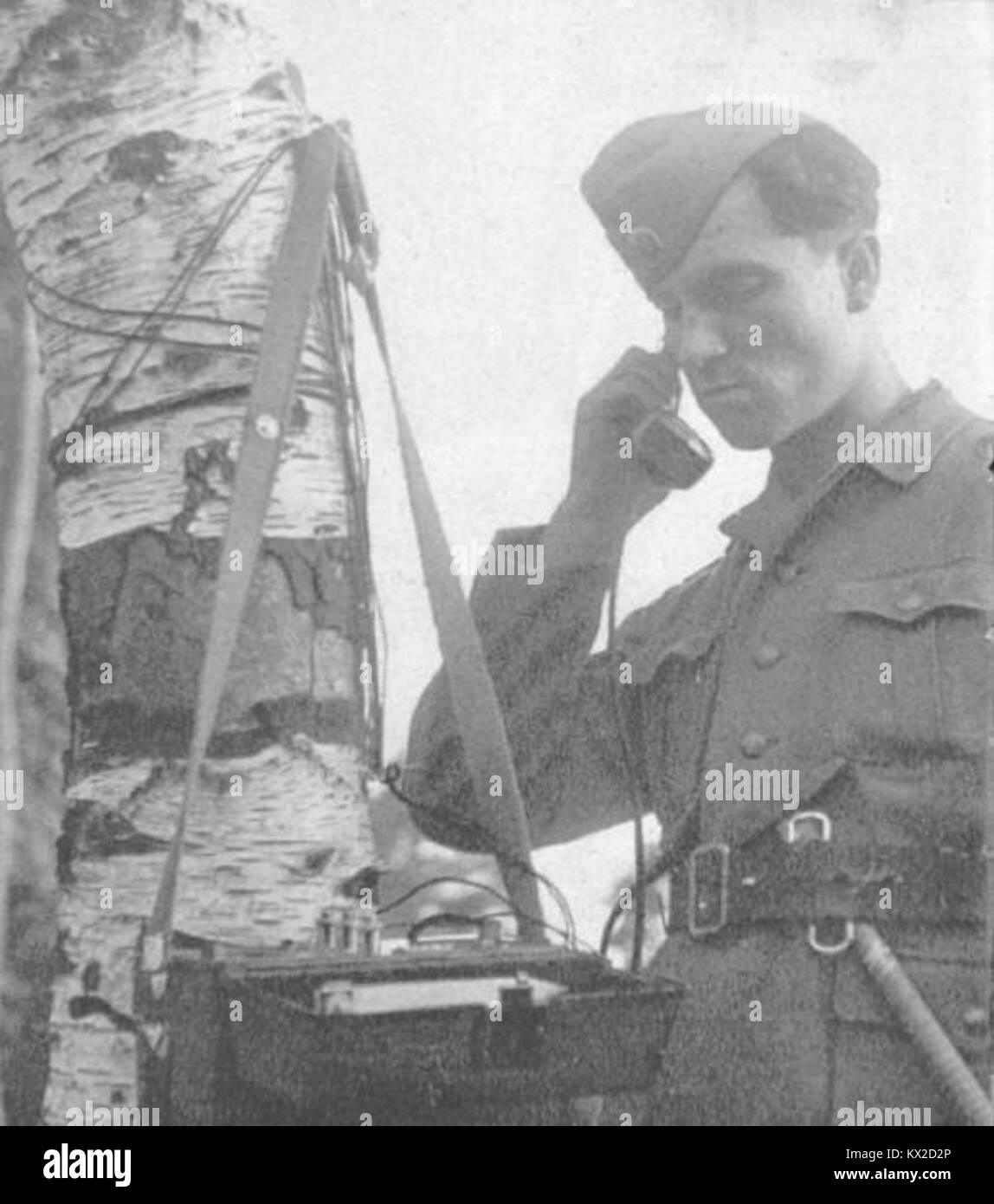 Оператор на телефоне фото. Телефонист чернявский. Бешеный телефонист. Телефонист и клиент коллаж. Робот телефонист.