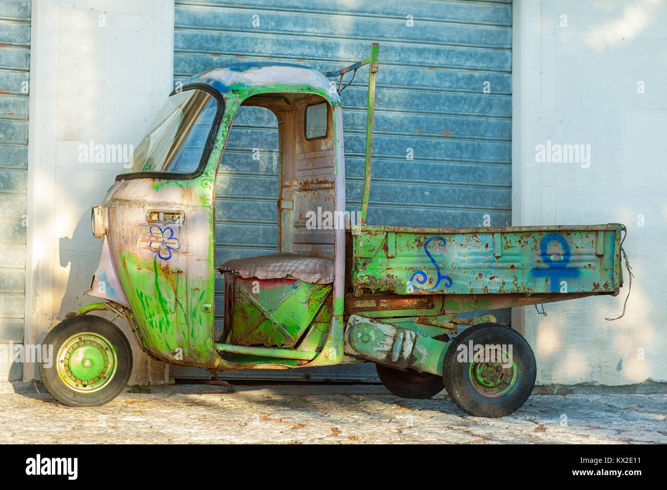 Ape 50 hi-res stock photography and images - Alamy