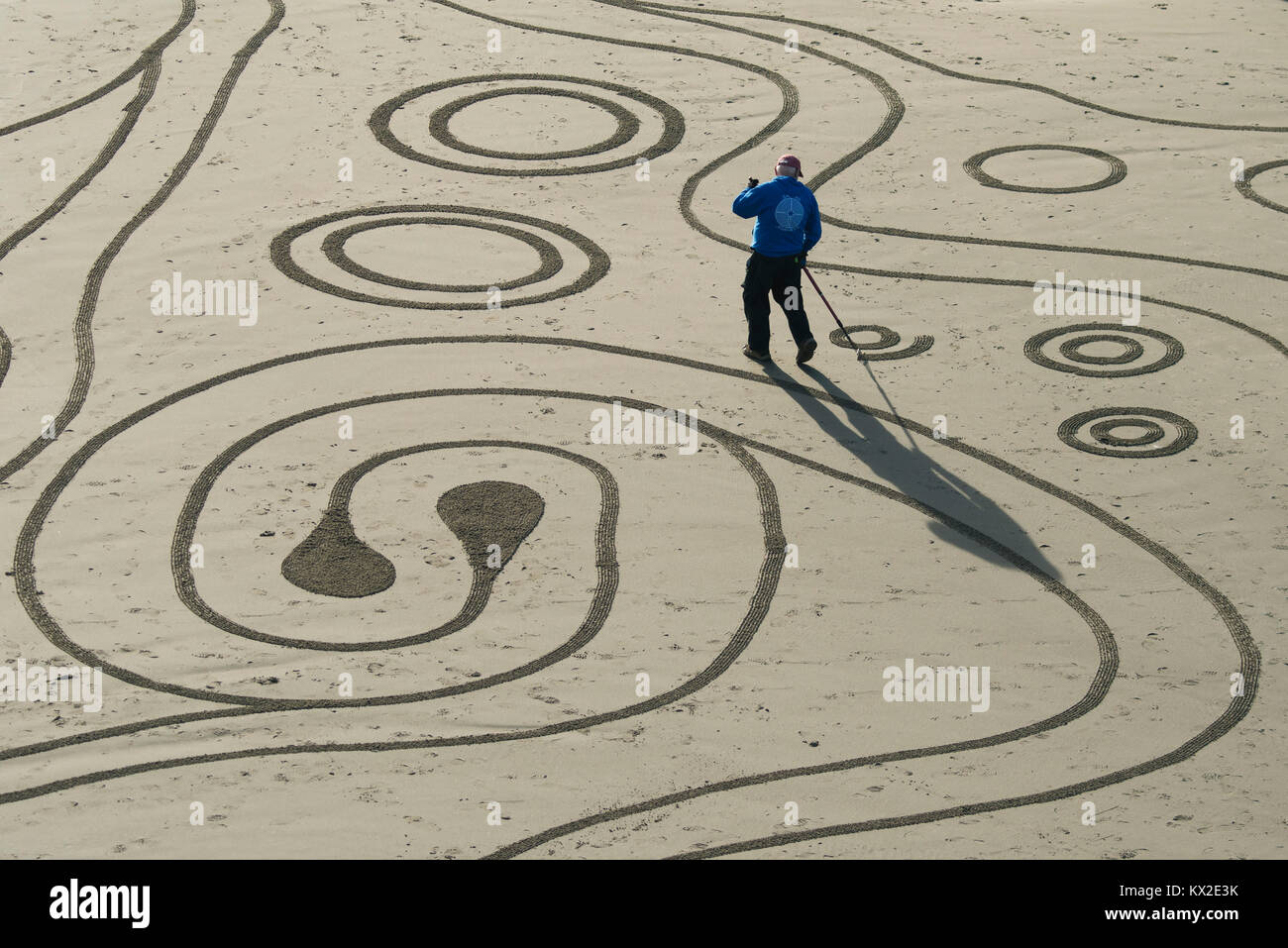 Sand artist Denny Dyke, 'Circles in the Sand', temporary sand labyrinth on  Bandon Beach, Bandon, Oregon Coast Stock Photo