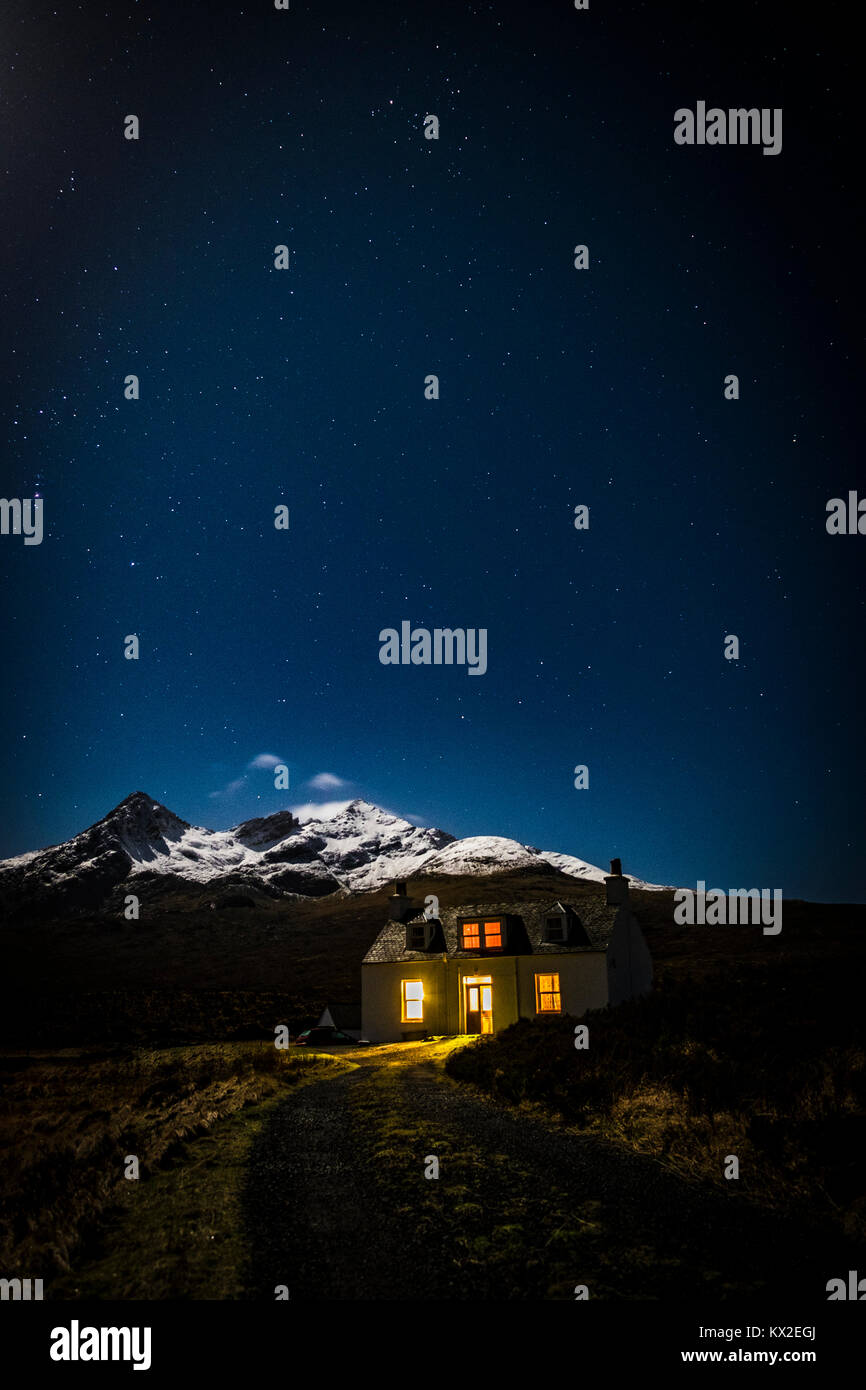 A traditional cottage on the Isle of Skye at night Stock Photo - Alamy