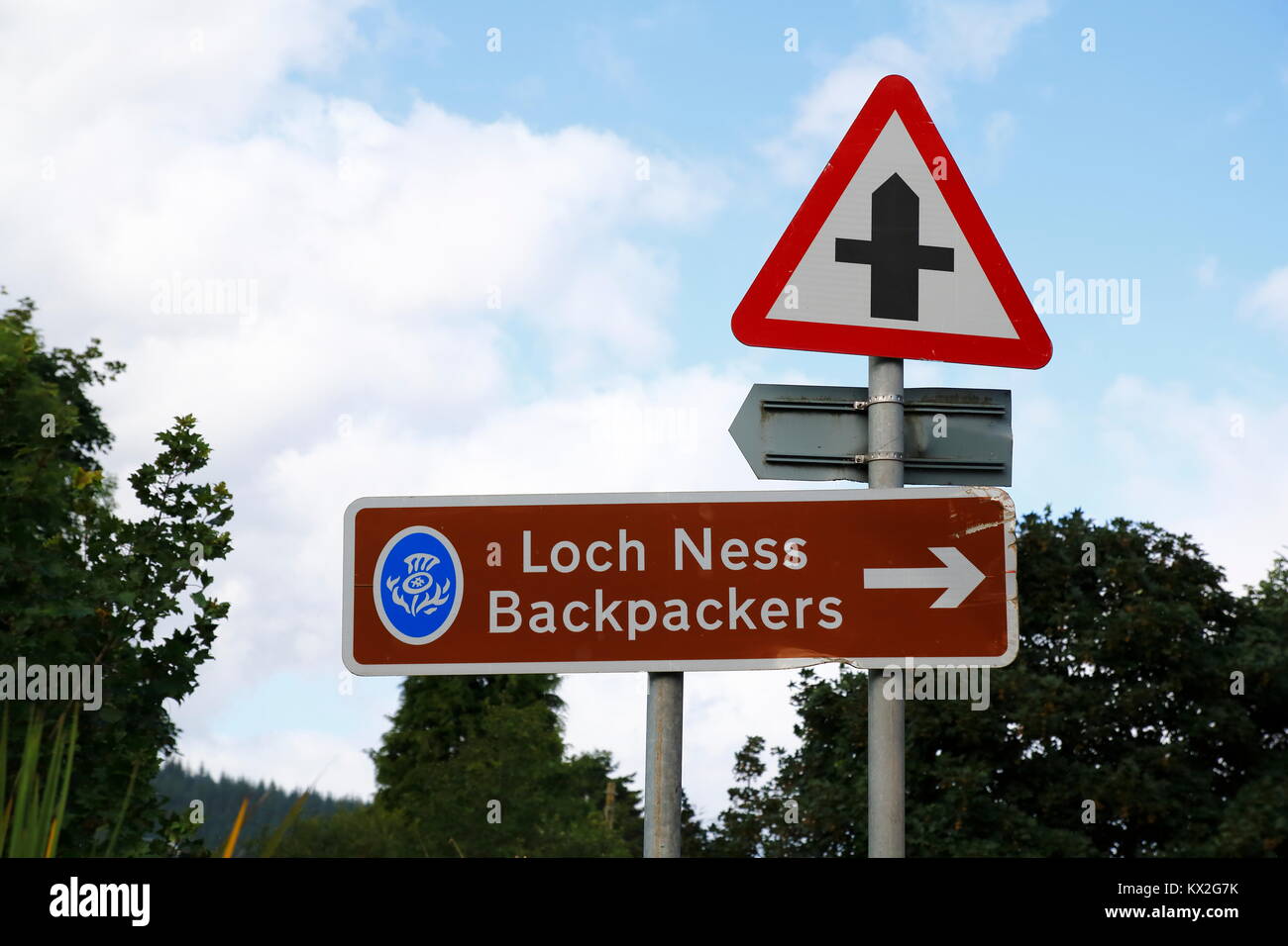 Schild bei Loch Ness mit der Inschrift: 'Loch Ness Backpackers' Stock Photo