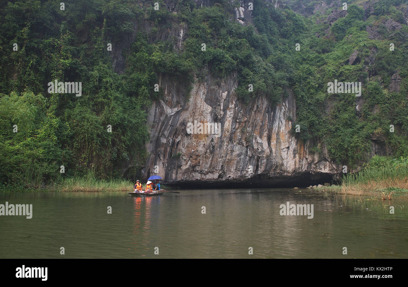 Paddling on the Tam Coc river, Vietnam Stock Photo