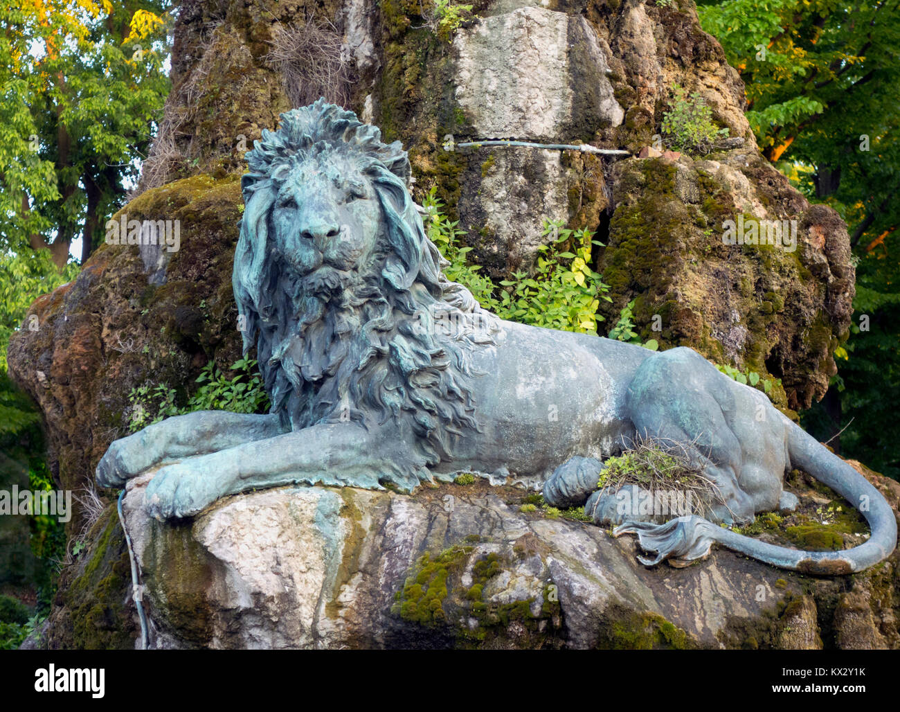 Bronze statue of reclining lion hi-res stock photography and images - Alamy