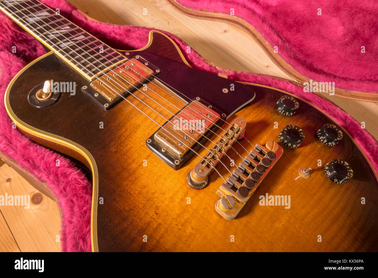 Gibson Les Paul vintage electric guitar, in shaped soft lined hard case. Antique sunburst 25/50 anniversary model, made in the USA, manufactured 1978. Stock Photo