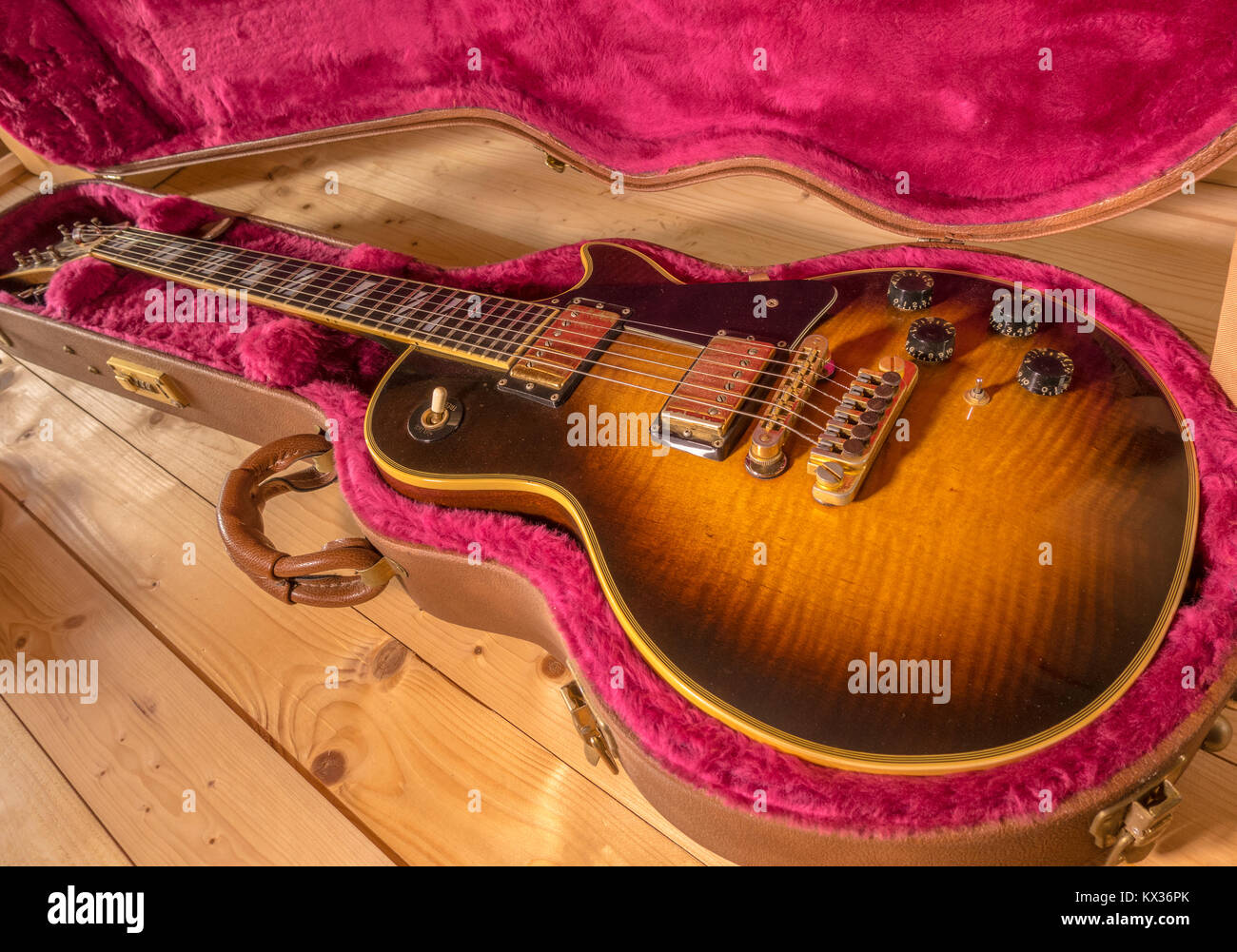 Gibson Les Paul vintage electric guitar, in shaped soft lined hard case. Antique sunburst 25/50 anniversary model, made in the USA, manufactured 1978. Stock Photo