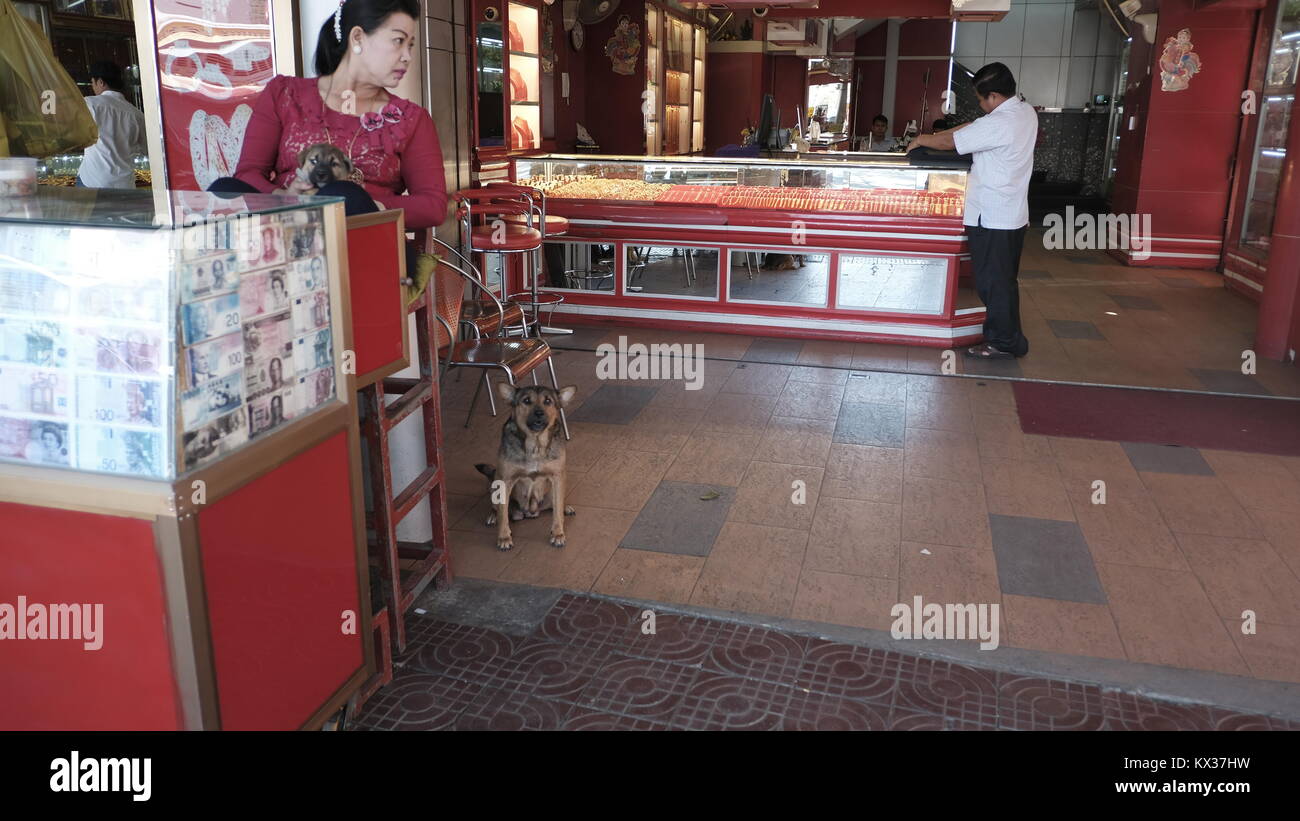 Gold Shop Money Markets Currency Exchange Money Changer Street Scenes Phnom Penh Cambodia South East Asia jan 2018 Stock Photo