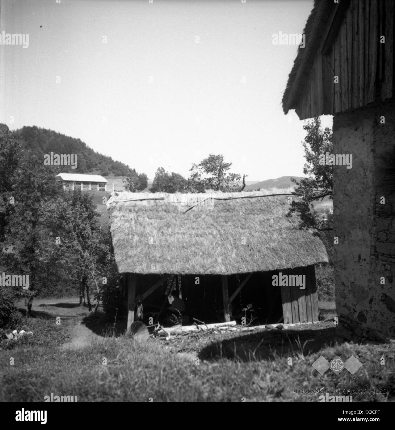 Drvarnica Levo Stala Hlev Na Pol Podrt Toplar Dvojni Kozolec U Stock Photo Alamy Drvarnica Levo Stala Hlev Na Pol Podrt Toplar Dvojni Kozolec U Stock Photo Alamy
