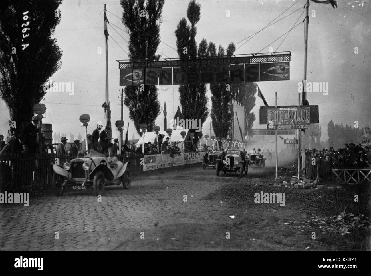 Streets paved with Black and White Stock Photos & Images - Alamy