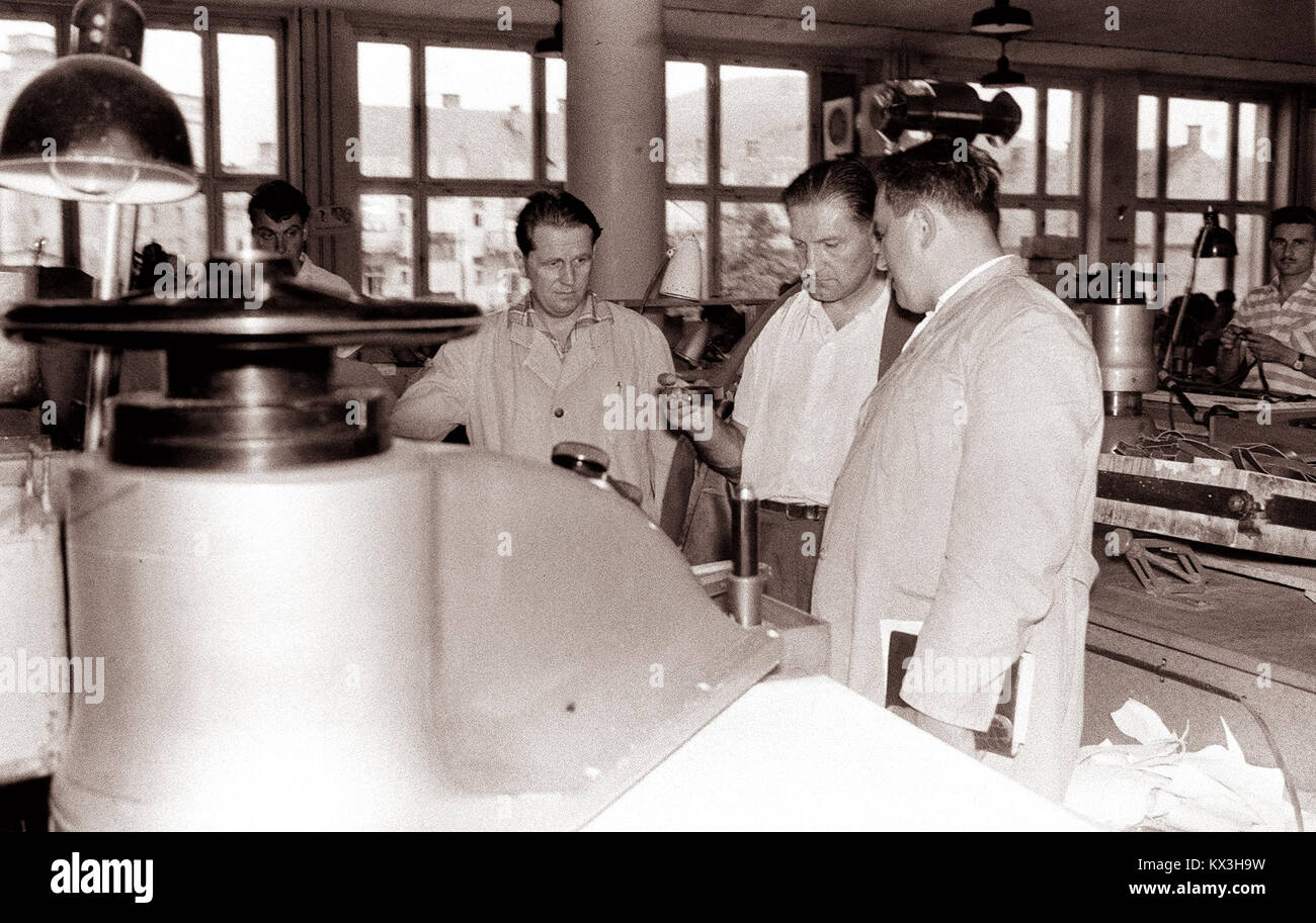 Član izvršnega sveta LRS Jože Tramšek si ogleduje tovarno čevljev v Mariboru 1962 Stock Photo
