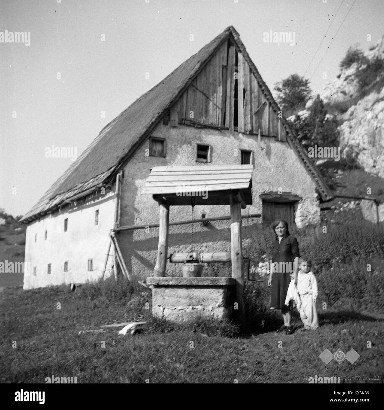 Štala (hlev) s šterno (vodnjakom) 'na vinto', Vojsko 1959 Stock Photo
