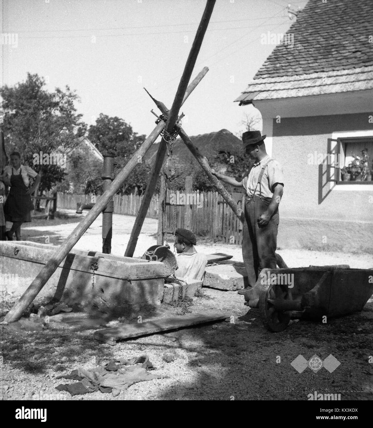 Šterno (vodnjak) poglabljajo, Dolenja Stara vas 17 1952 Stock Photo