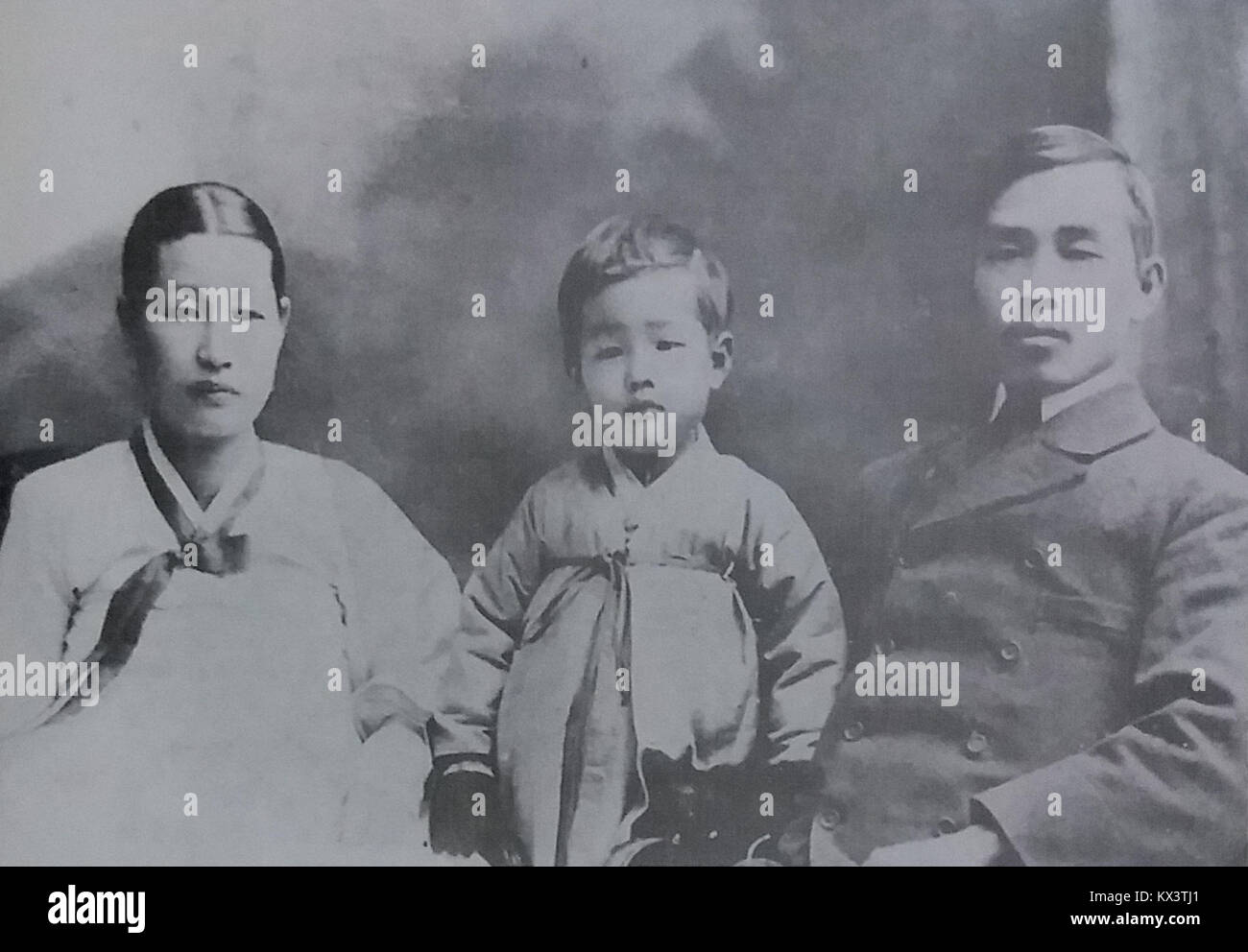 Photograph of Jin Yan with his parents and brother, showing family ...