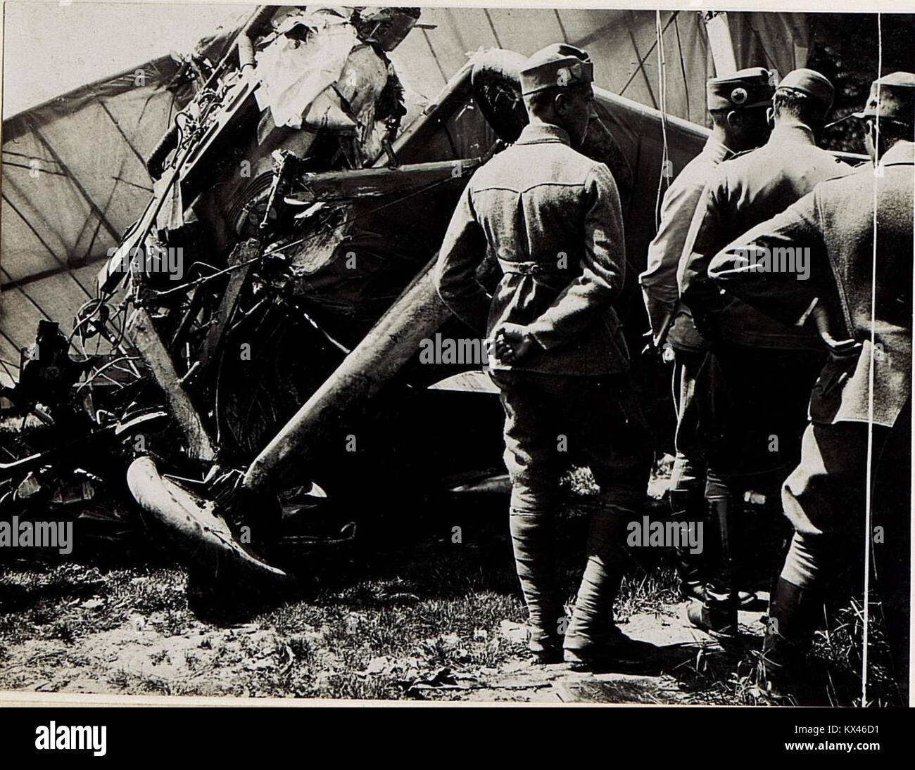 Der zertrümmerte Flieger des am 8.6.1917 tödlich verunglückten Fliegers von Plener der Fliegerkompanie 15, vor der Artilleriekaserne in Brixen. Detailaufnahme des Motors. (BildID 15584333) Stock Photo