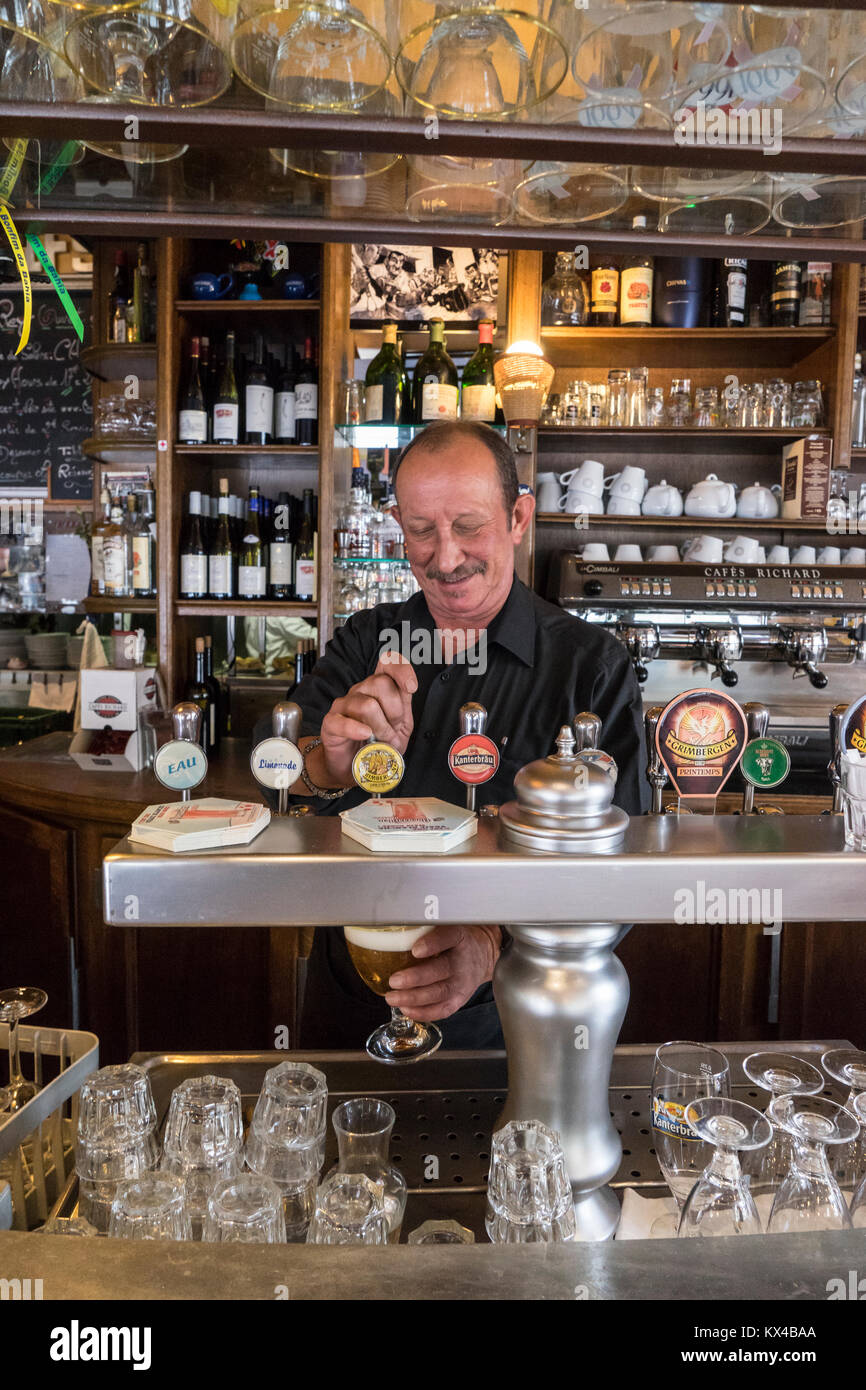 France, Paris, Bartender drawing a beer in a brasserie Stock Photo