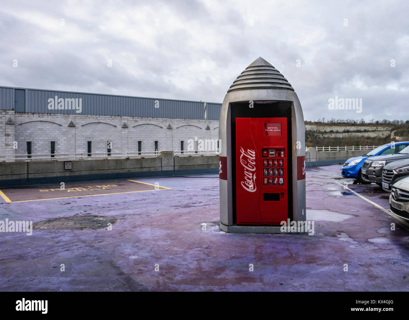 Greenhithe,Kent,England.Bluewater Shopping centre building exterior. Coca cola dispenser in parking lot Stock Photo