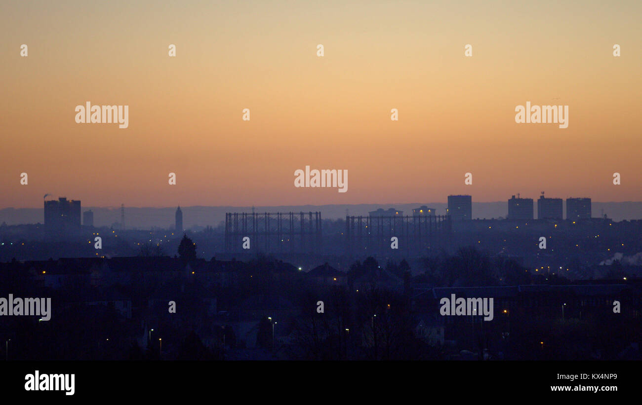Glasgow, Scotland, UK 7th January.UK Weather: The city freezes overnight and the dawn is colourful backdrop to a panoramic silhouette as the temperature drops to minus 5 Credit Gerard Ferry/Alamy news Stock Photo
