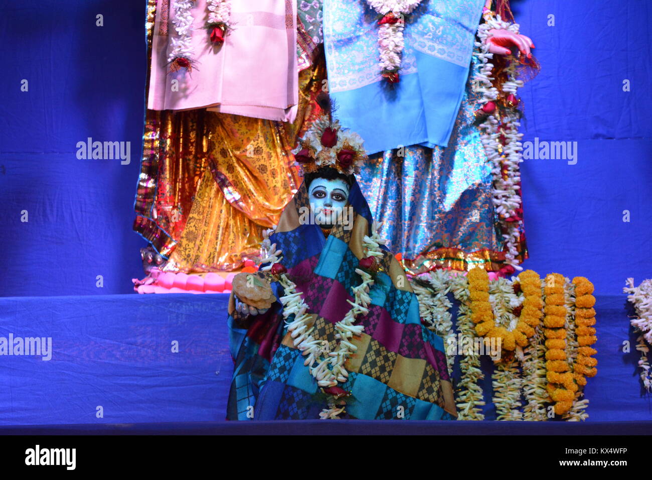 Kolkata, India. 07th January 2018. Sri Krishna idol worshipped at Kabi gaan. Recitation on life and teachings of Shri Chaitanya Mahaprabhu by seers from Mayapur, Nabadip, West Bengal attended by devotees of Brindavan Vaishnav clan. Kabigaan is a rare traditional vocal art. Credit : Rupa Ghosh/Alamy Live News. Stock Photo