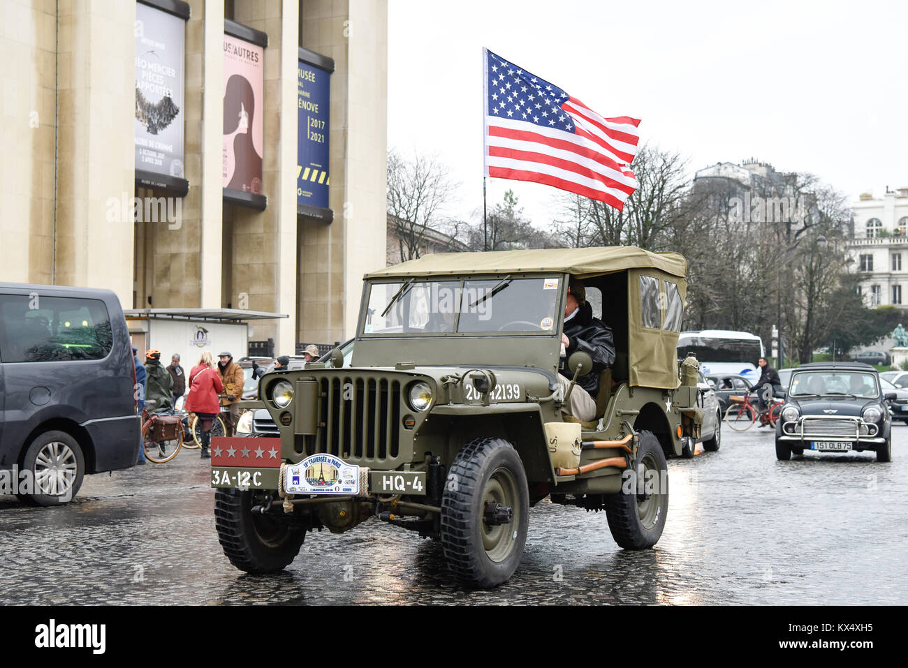 Paris. 7th Jan, 2018. A vintage jeep with a flag of the U.S. passes the Trocadero Square in Paris, France on Jan. 7, 2018. Hundreds of vintage cars, racing cars, jeeps, buses, motorcycles and bikes participated on Sunday in the 18th Paris Crossing of Classic Cars. Credit: Chen Yichen/Xinhua/Alamy Live News Stock Photo