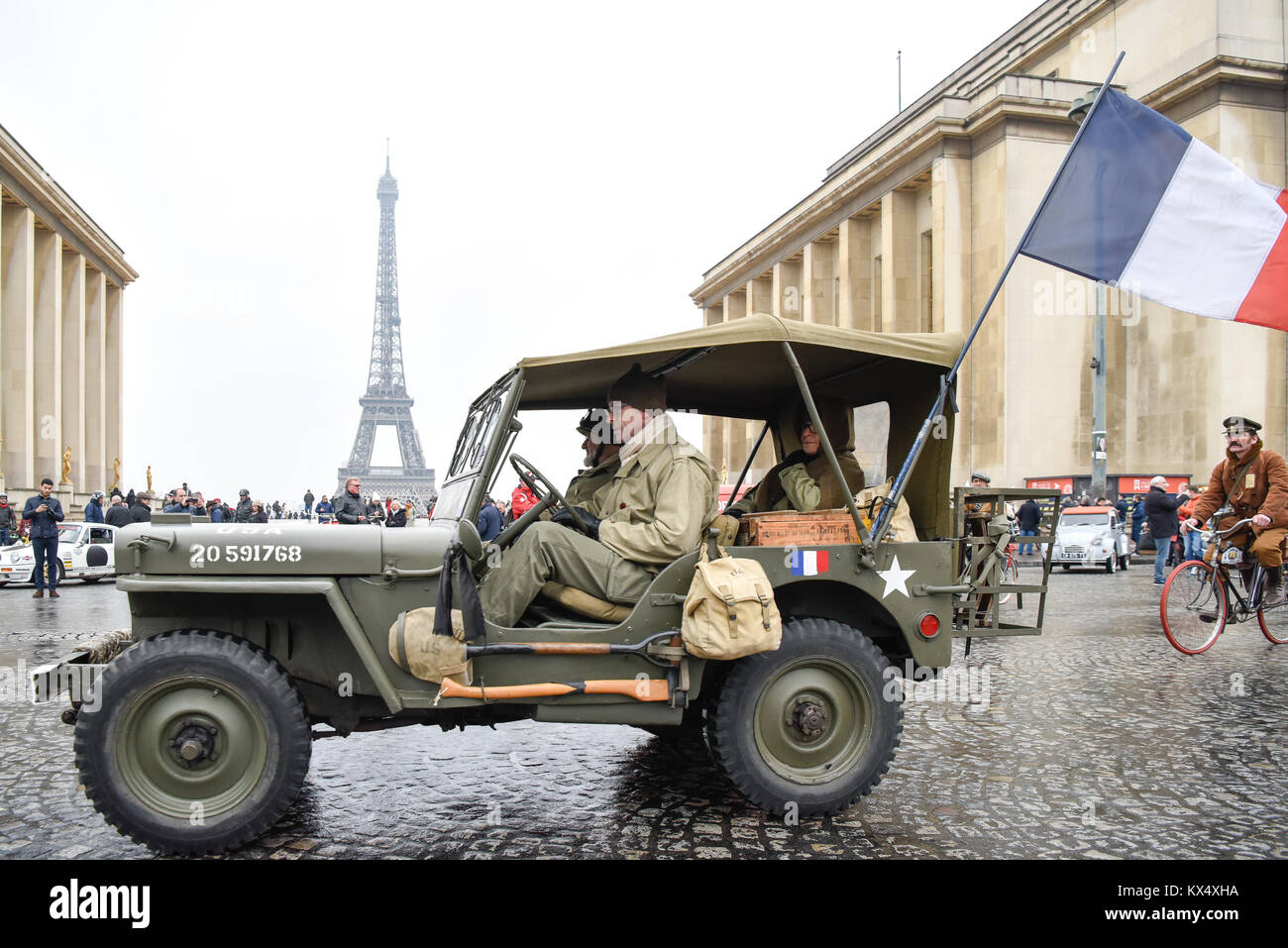 Paris. 7th Jan, 2018. A vintage jeep with a flag of France passes the Trocadero Square in Paris, France on Jan. 7, 2018. Hundreds of vintage cars, racing cars, jeeps, buses, motorcycles and bikes participated on Sunday in the 18th Paris Crossing of Classic Cars. Credit: Chen Yichen/Xinhua/Alamy Live News Stock Photo