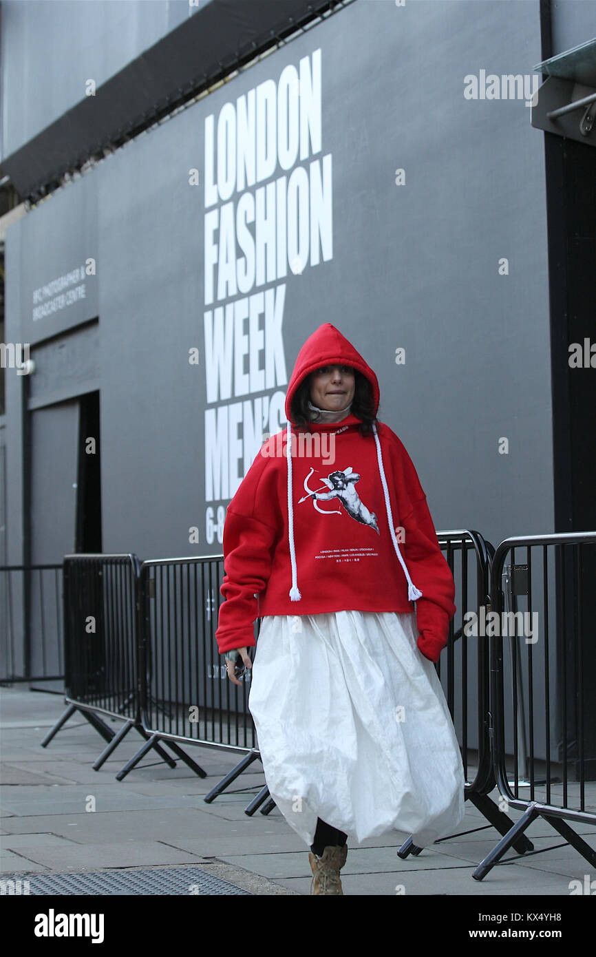 Mens Fashion Week Street Style Hi Res Stock Photography And Images Alamy