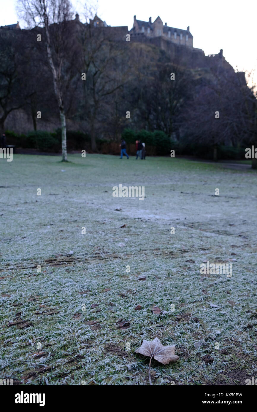 Edinburgh, UK. 07th Jan, 2018. Frost persists on the lawn in front of Edinburgh Castle at sunset, following sub zero temperatures the previous night. Edinburgh, Scotland, UK 7th January, 2018. Stock Photo