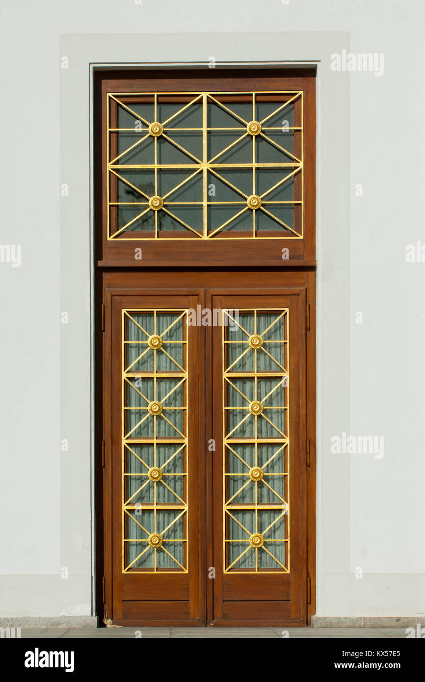 BRD, Baden-Württemberg, Baden-Baden, Kurhaus mit dem berühmten Casino, erbaut 1821-23 von Friedrich Weinbrenner mit korinthischer Säulenfront und zwei Stock Photo