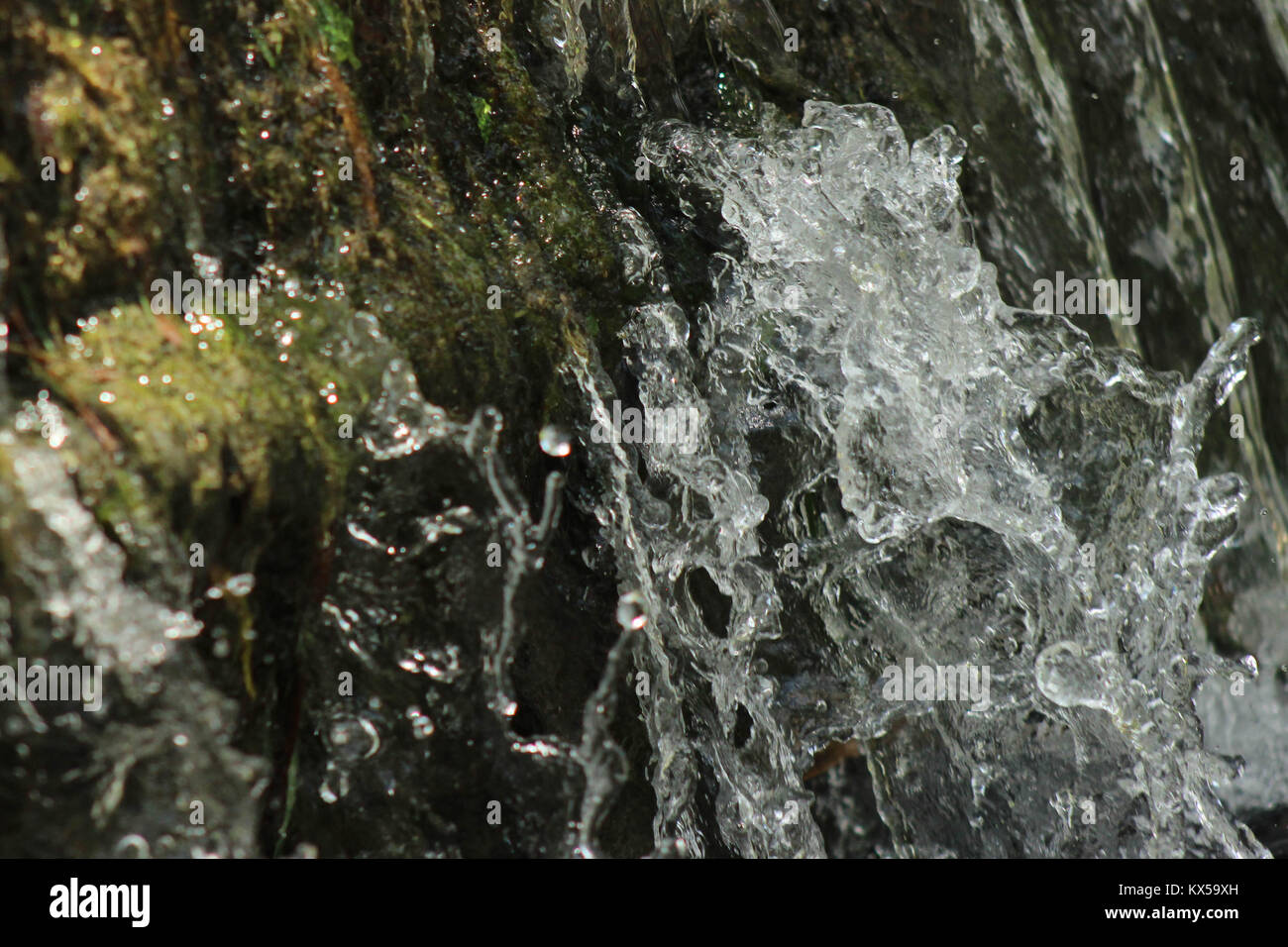 Splash water drops falling hi-res stock photography and images - Alamy