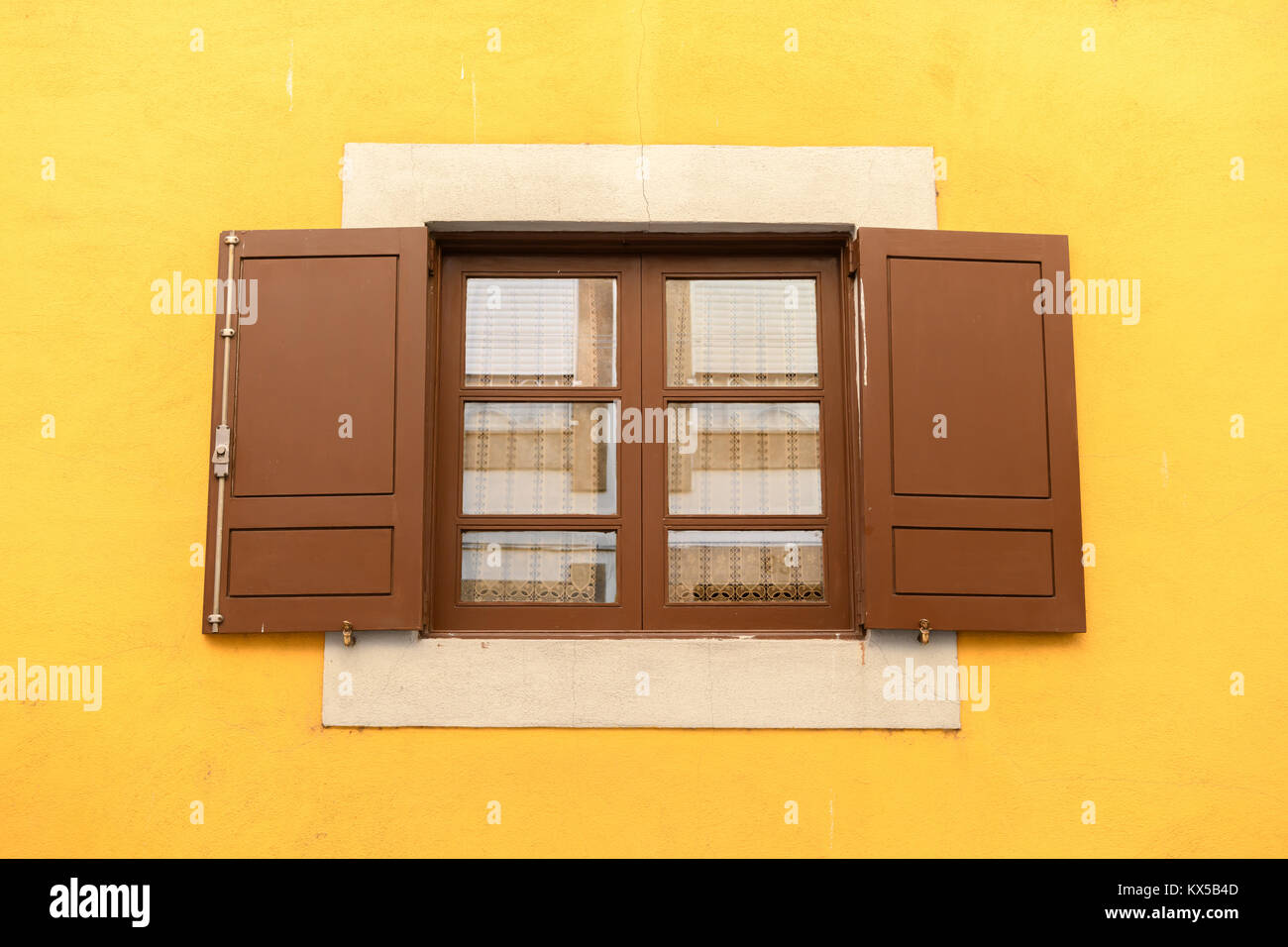Portuguese shutters hires stock photography and images Alamy