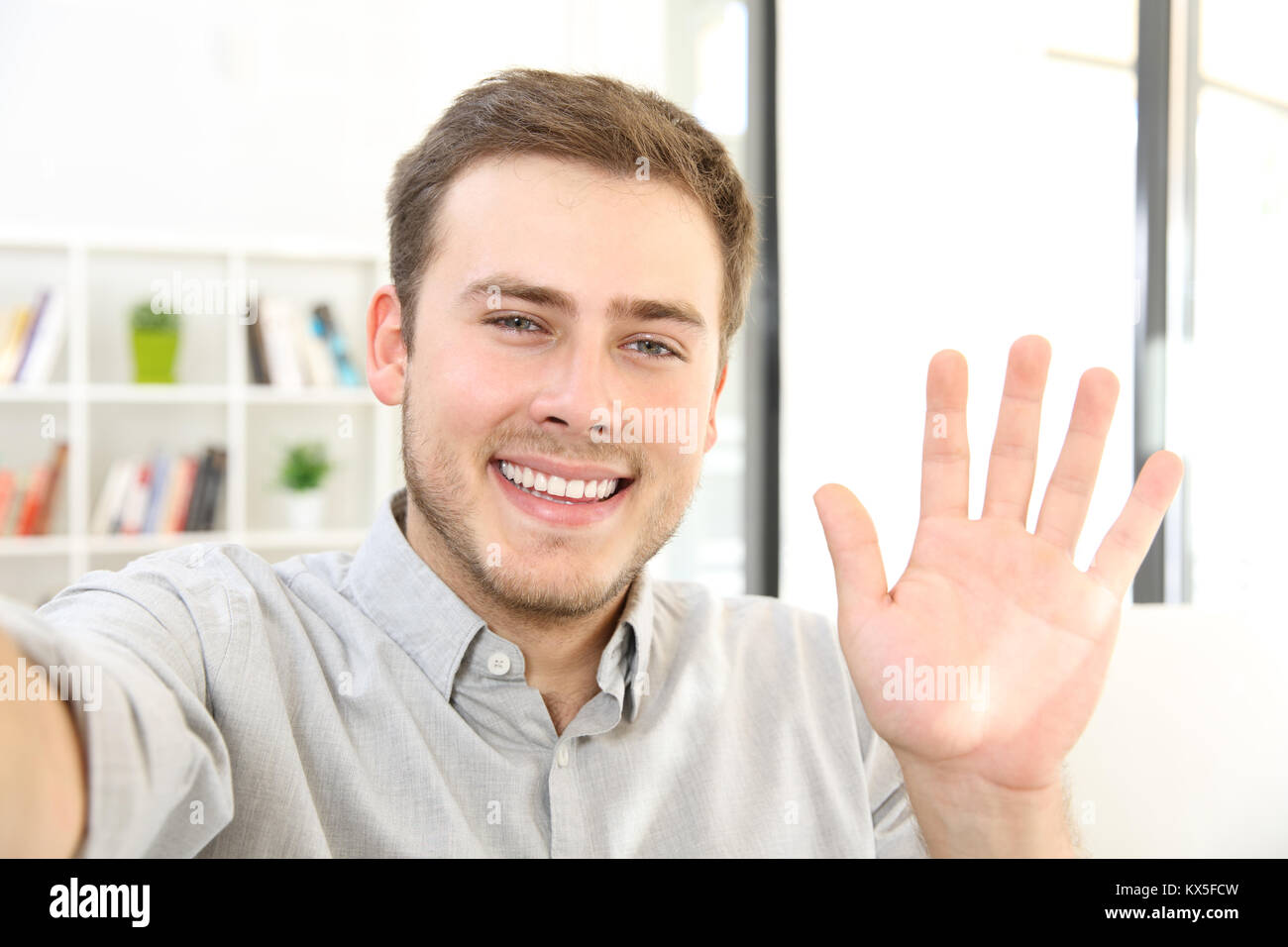 Люди в офисе машут руками. Человек геймер. Менеджер на удаленке. Мужчина видеозвонок. Man видео.