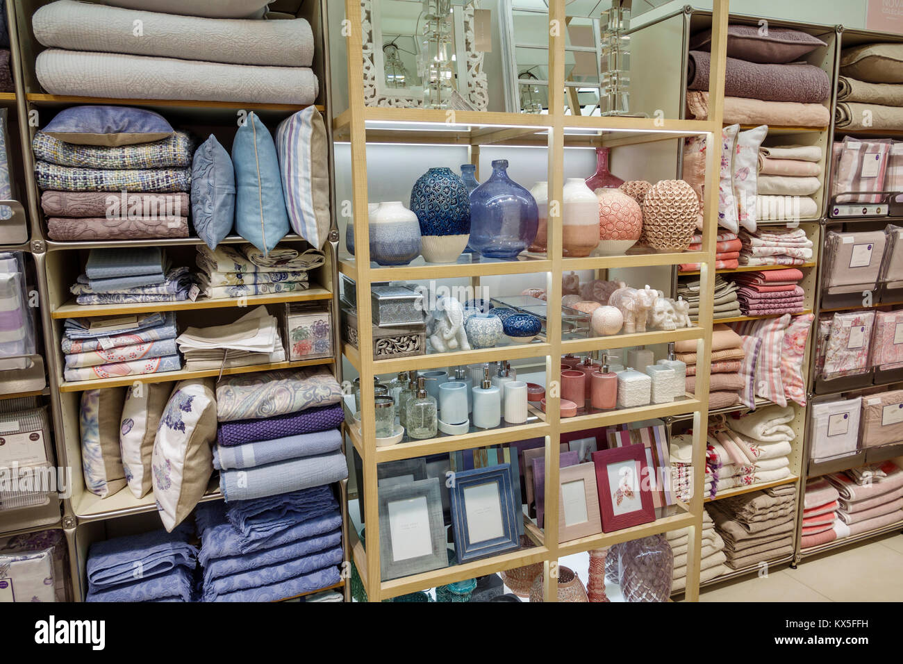 Zara Home Shop Business High Resolution Stock Photography and Images - Alamy