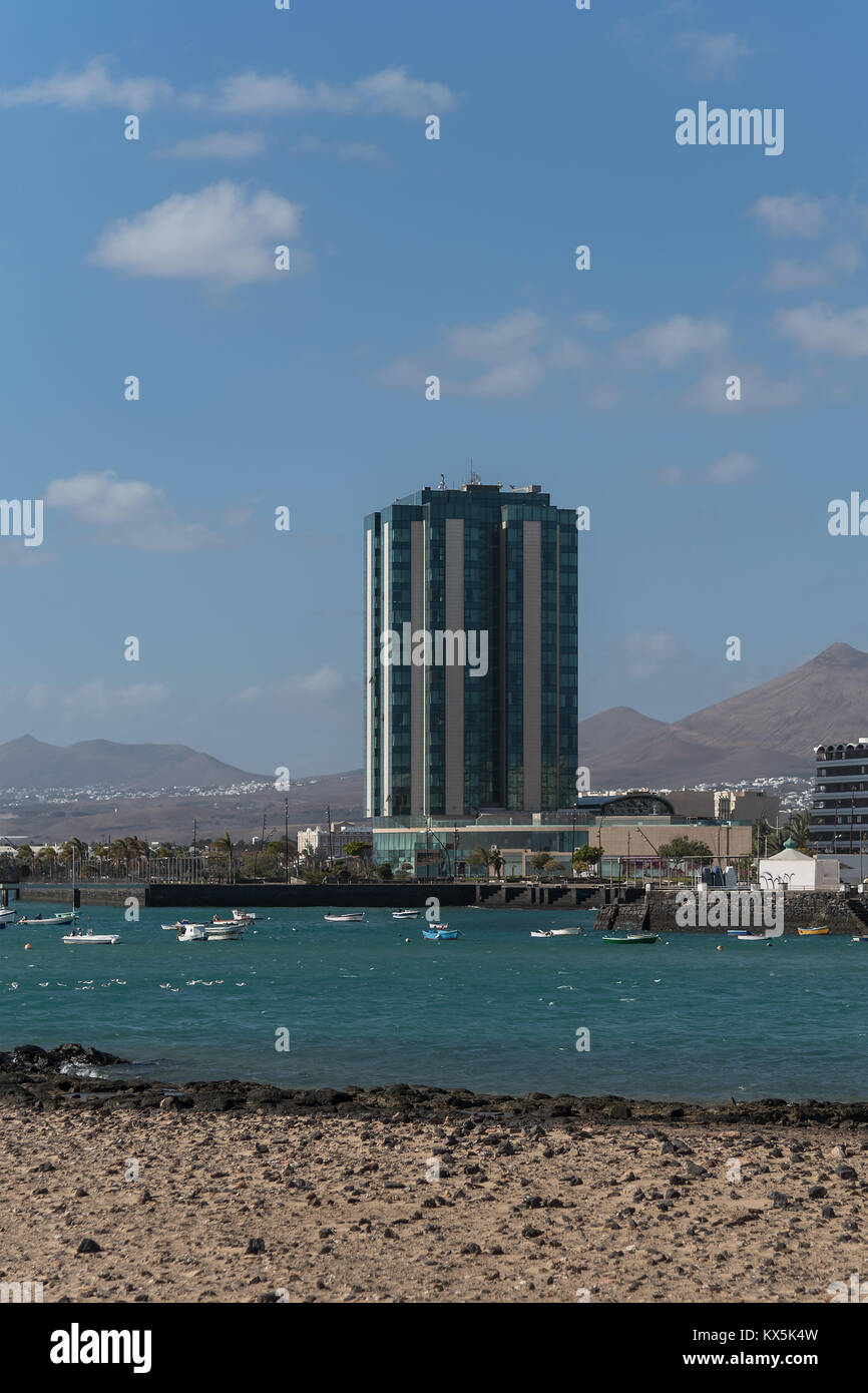 Das 5-Sterne Gran Hotel in Arrecife auf Lanzarote ist mit 17 Stockwerken das höchste Gebäude der Insel Stock Photo