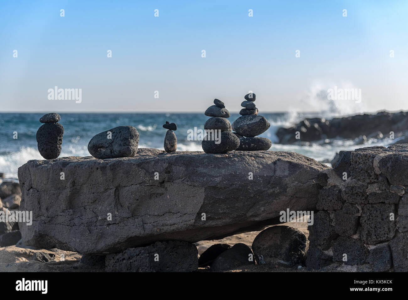 Steinskulpturen aus aufgeschichteten Lavagestein an der Küste von Costa Teguise auf Lanzarote Stock Photo