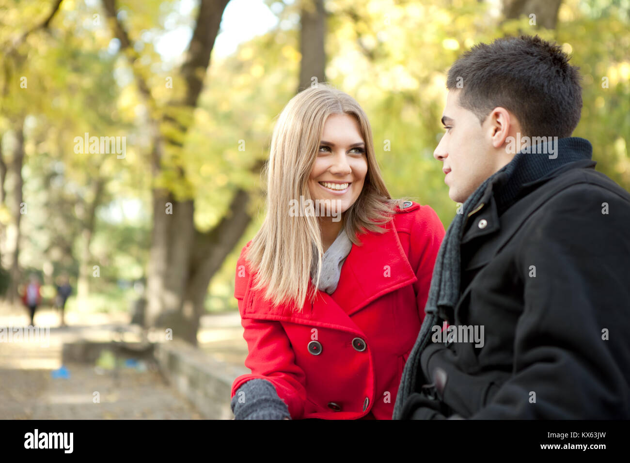 Познакомиться с парнем для пары. Случайная встреча влюбленных. Парни знакомятся с парнями на улице. Семейная пара. Мужчина в парке.