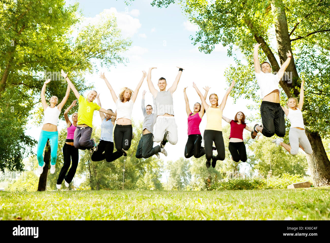 Подросток прыгает. Молодежь в прыжке. Молодежь в прыжке. Молодежь прыгает. Скачущие буквы.