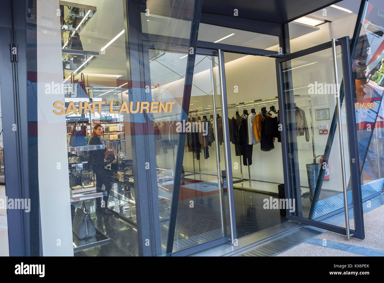 saint laurent shopping centre hours