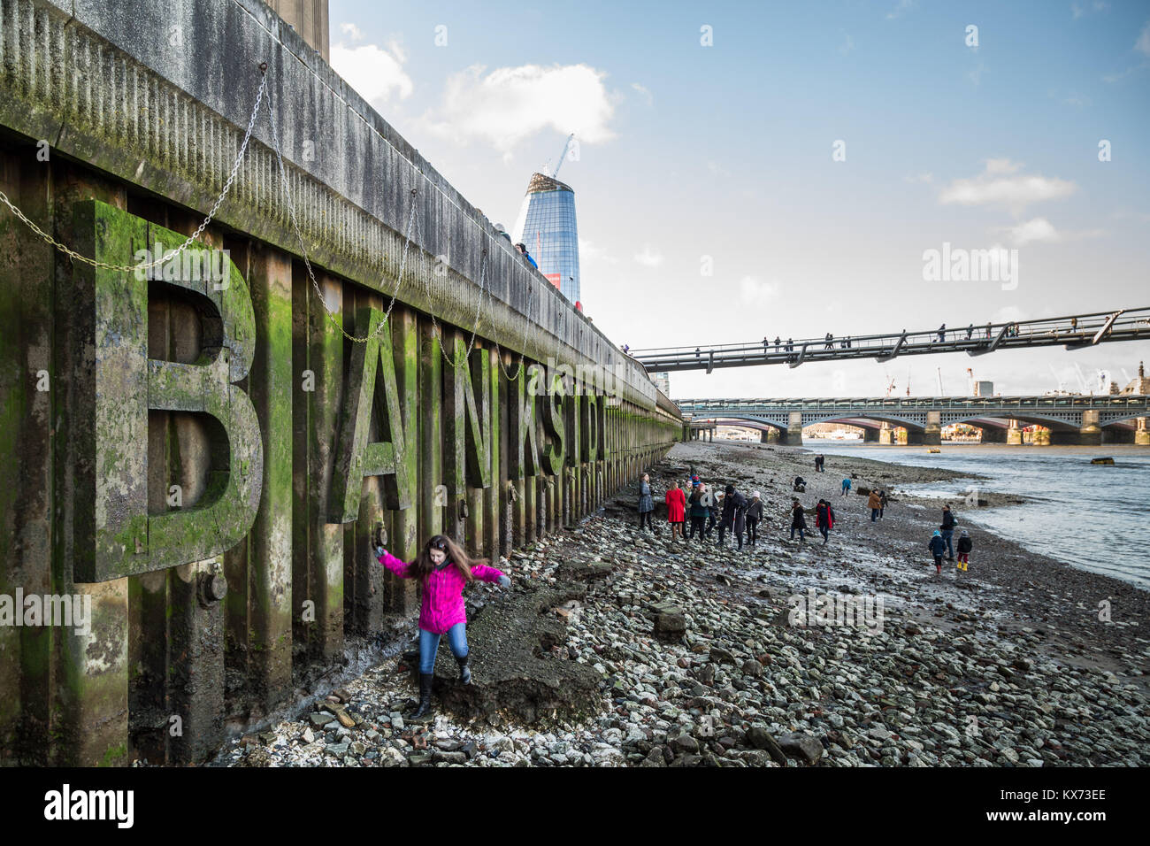 London, UK. 7th Jan, 2018. Mudlarking on the River Thames at Bankside. Credit: Guy Corbishley/Alamy Live News Stock Photo